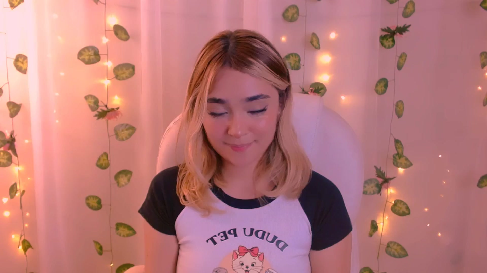 Gallery image thumbnail from Sugar_h0ney's myfreecams stream on, 03/19/2024, 06:23 image 11 of 20