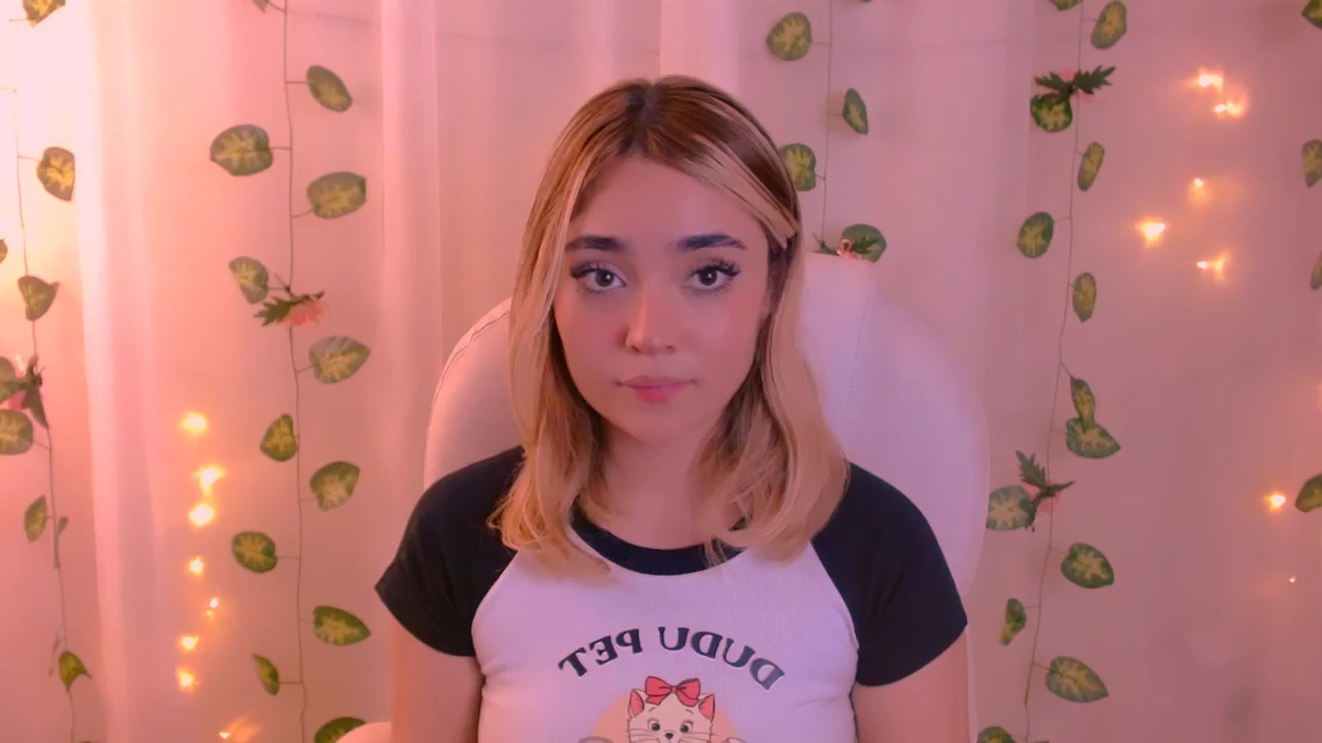 Gallery image thumbnail from Sugar_h0ney's myfreecams stream on, 03/19/2024, 06:23 image 8 of 20