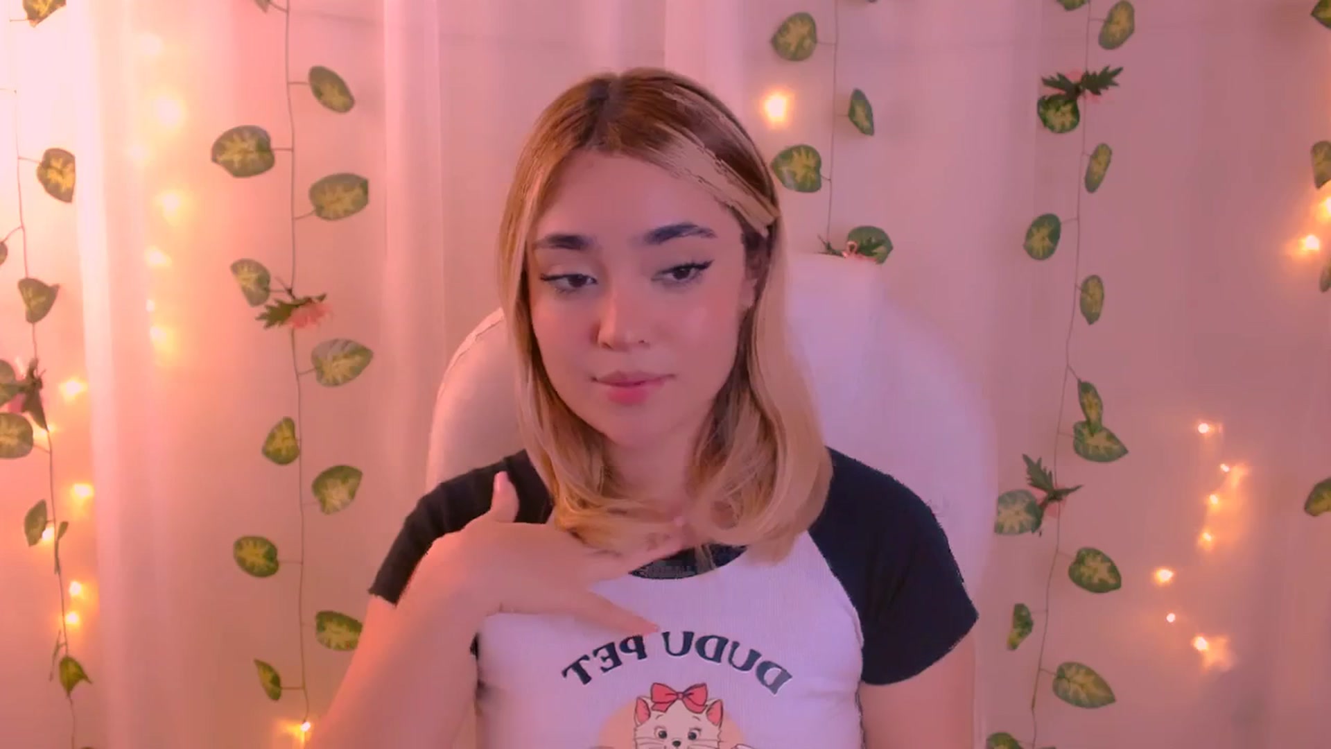 Gallery image thumbnail from Sugar_h0ney's myfreecams stream on, 03/19/2024, 06:23 image 3 of 20