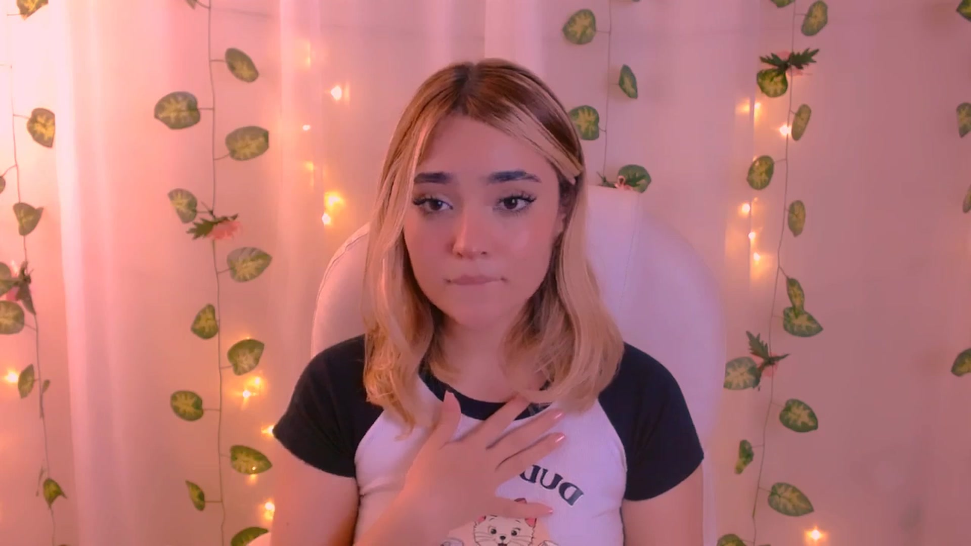 Gallery image thumbnail from Sugar_h0ney's myfreecams stream on, 03/19/2024, 06:23 image 10 of 20
