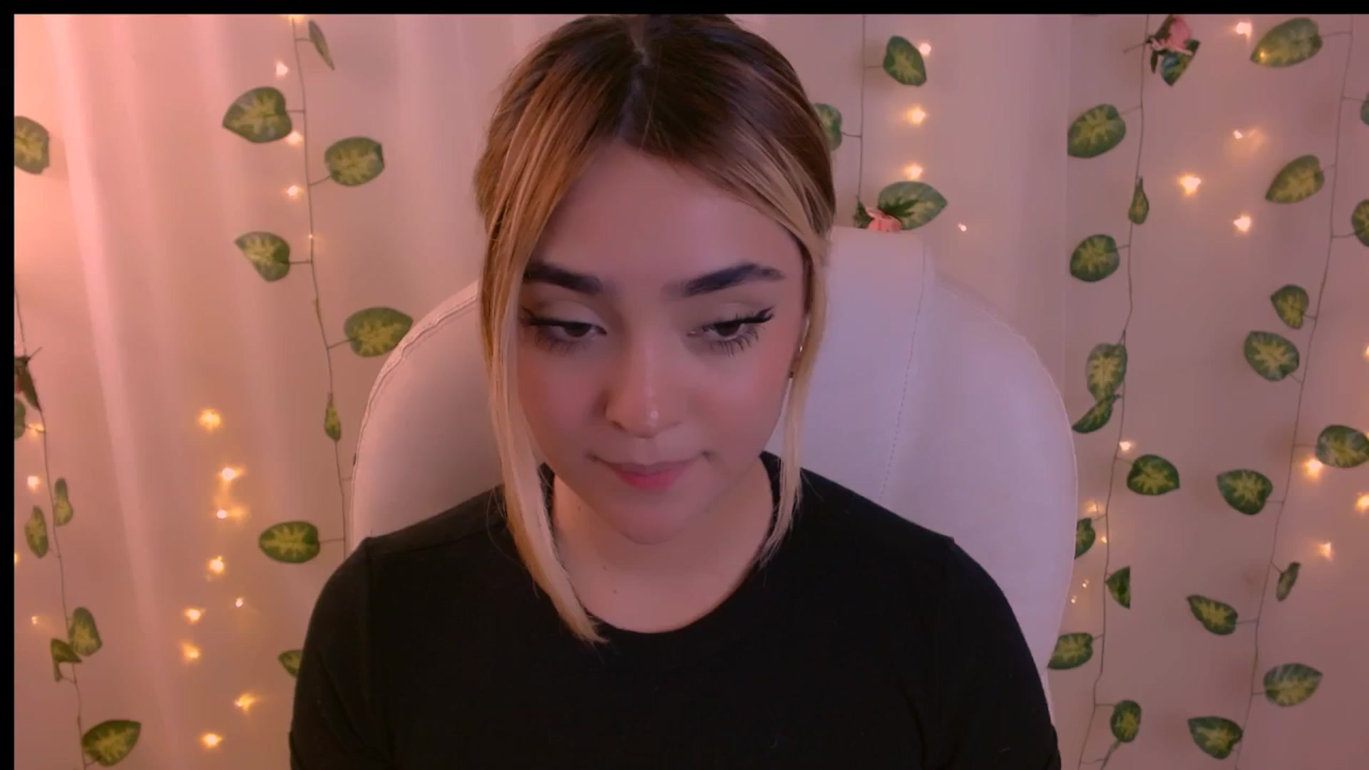 Gallery image thumbnail from Sugar_h0ney's myfreecams stream on, 04/22/2024, 02:01 image 4 of 20