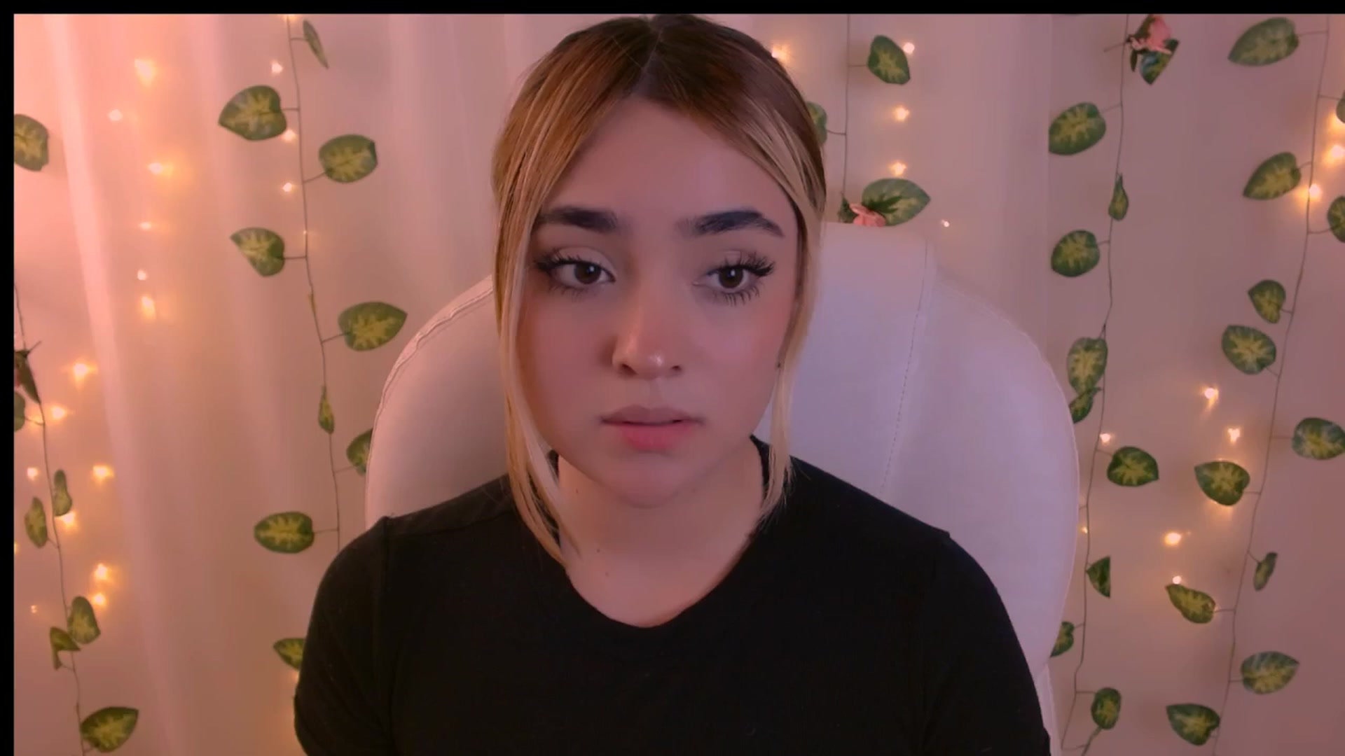 Gallery image thumbnail from Sugar_h0ney's myfreecams stream on, 04/22/2024, 02:01 image 7 of 20