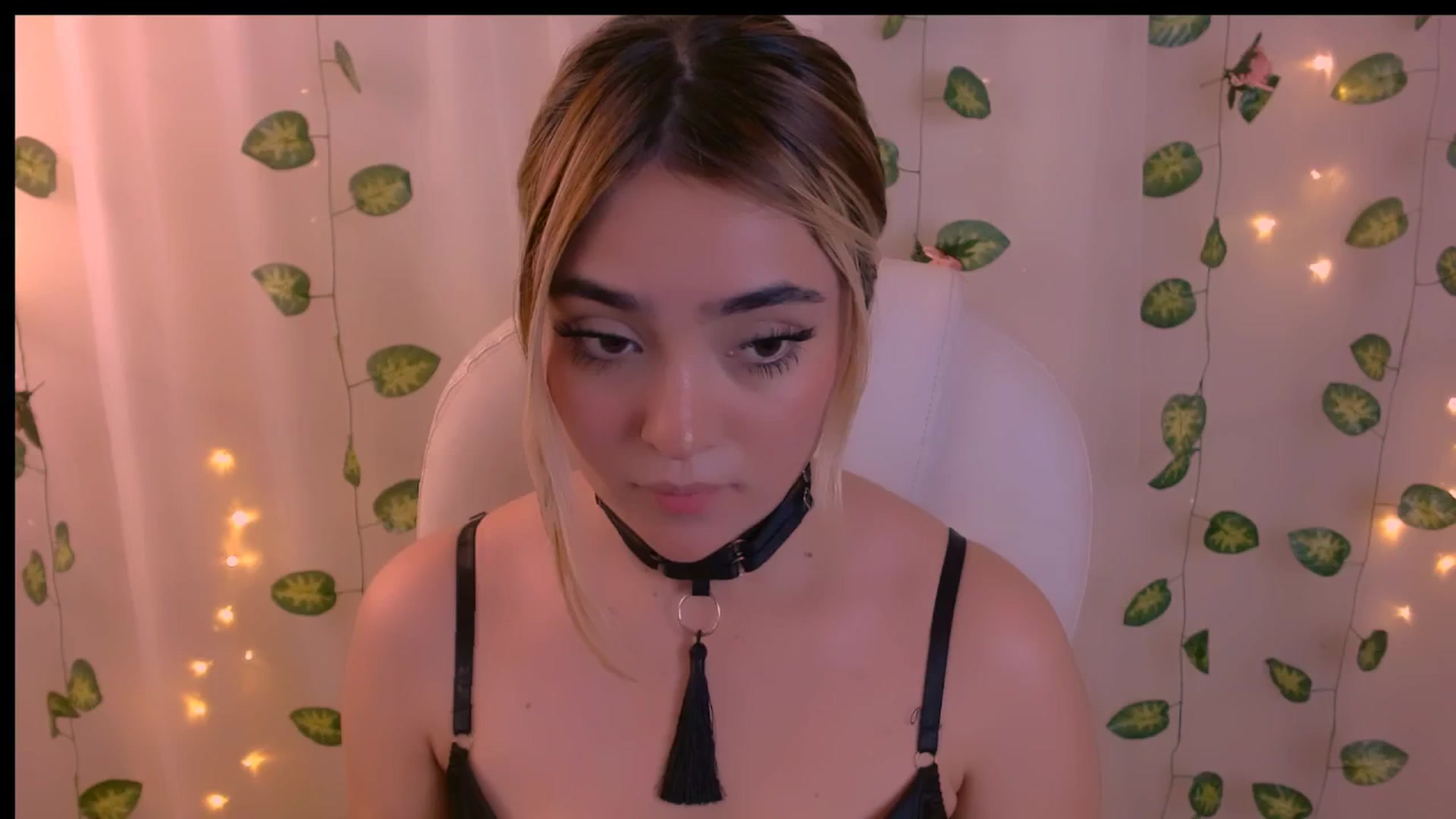 Gallery image thumbnail from Sugar_h0ney's myfreecams stream on, 04/22/2024, 02:01 image 2 of 20