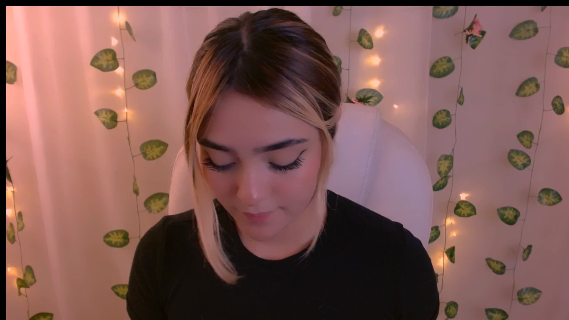 Gallery image thumbnail from Sugar_h0ney's myfreecams stream on, 04/22/2024, 02:01 image 10 of 20