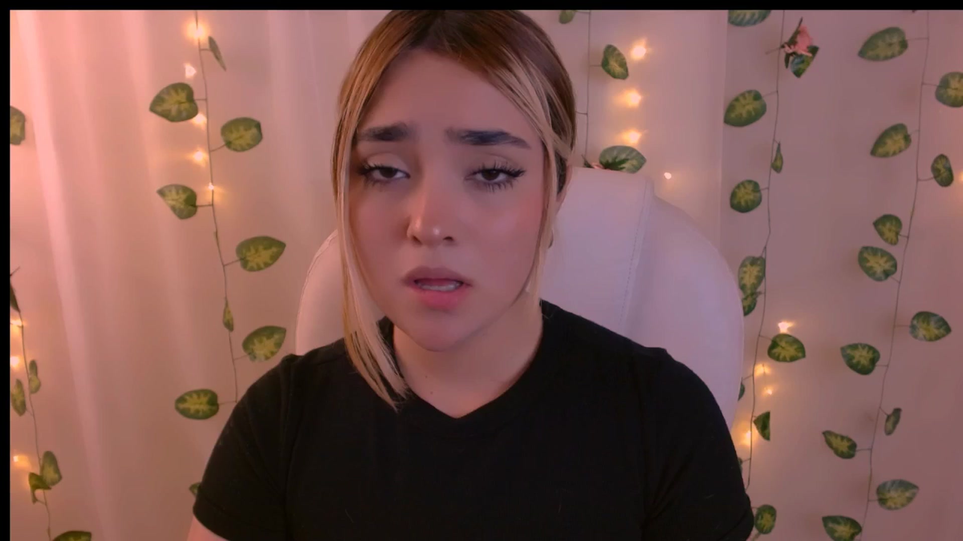 Gallery image thumbnail from Sugar_h0ney's myfreecams stream on, 04/22/2024, 02:01 image 12 of 20