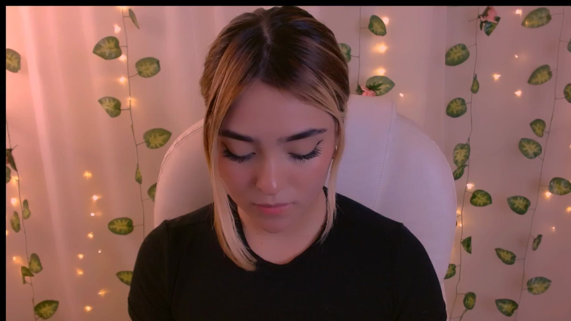 Gallery image thumbnail from Sugar_h0ney's myfreecams stream on, 04/22/2024, 02:01 image 6 of 20