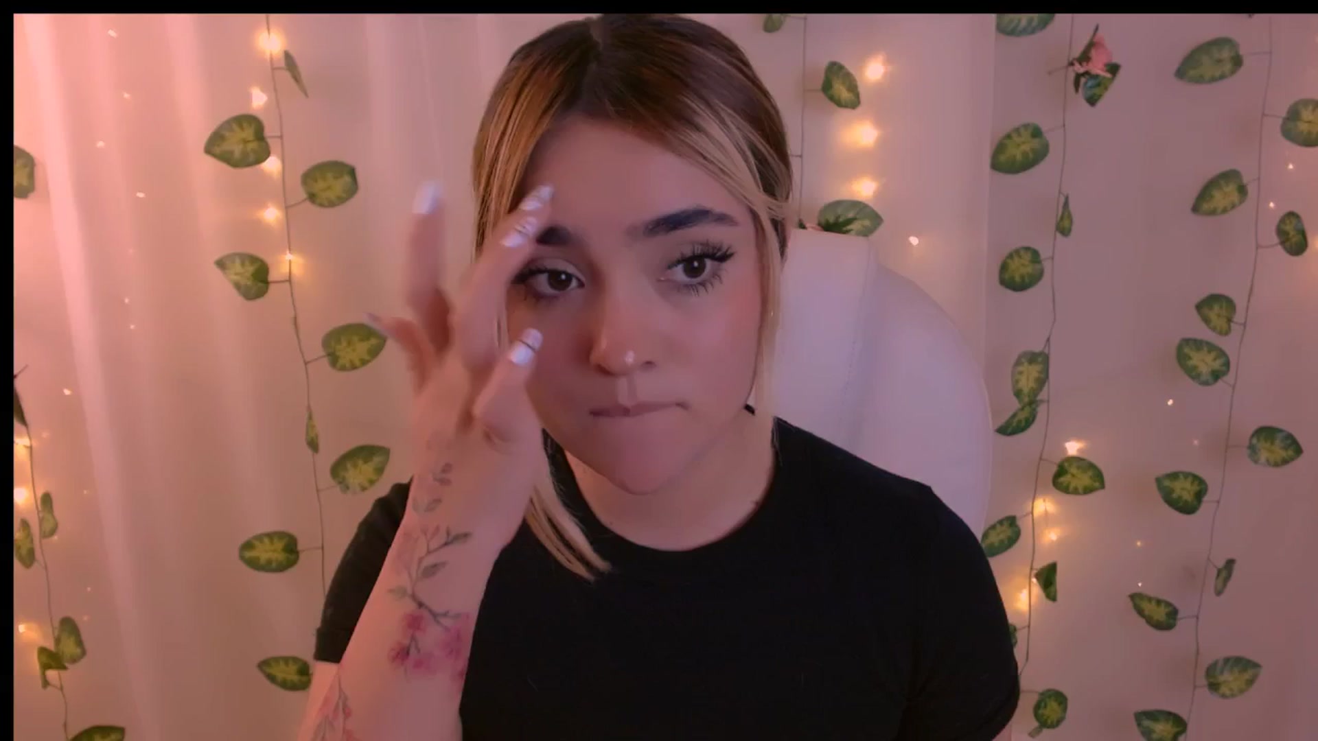 Gallery image thumbnail from Sugar_h0ney's myfreecams stream on, 04/22/2024, 02:01 image 16 of 20