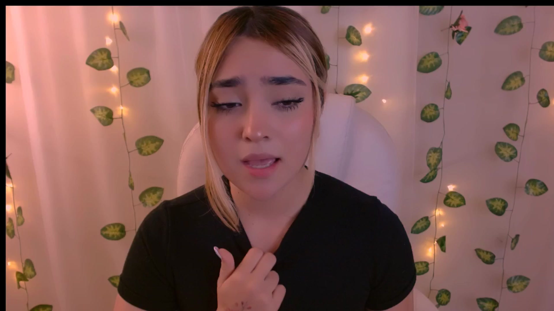 Gallery image thumbnail from Sugar_h0ney's myfreecams stream on, 04/22/2024, 02:01 image 14 of 20