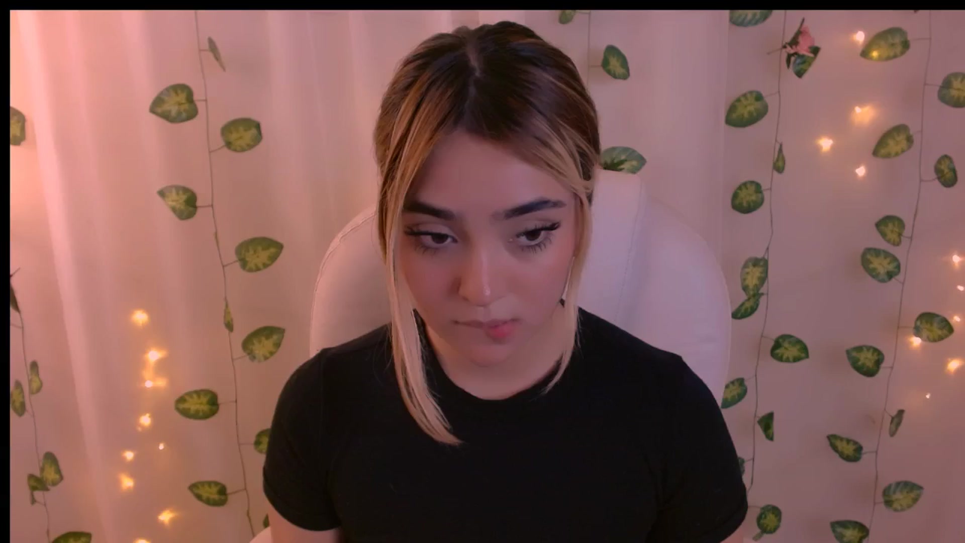 Gallery image thumbnail from Sugar_h0ney's myfreecams stream on, 04/22/2024, 02:01 image 19 of 20