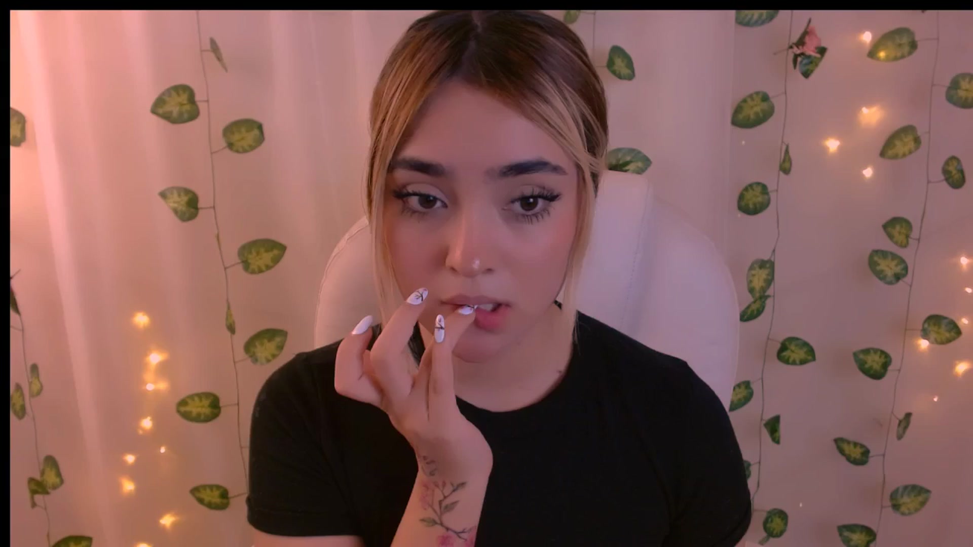 Gallery image thumbnail from Sugar_h0ney's myfreecams stream on, 04/22/2024, 02:01 image 17 of 20