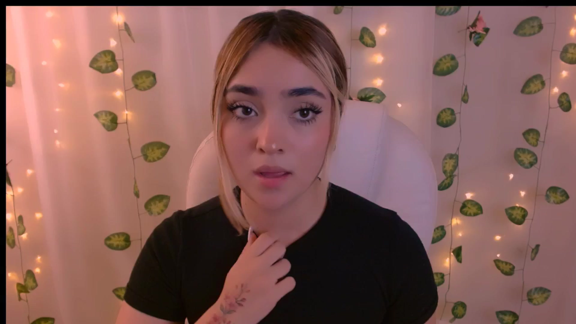 Gallery image thumbnail from Sugar_h0ney's myfreecams stream on, 04/22/2024, 02:01 image 18 of 20