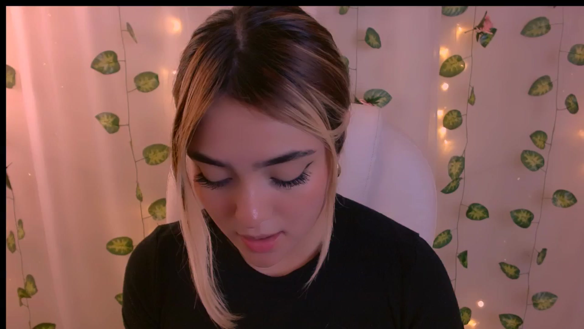 Gallery image thumbnail from Sugar_h0ney's myfreecams stream on, 04/22/2024, 02:01 image 11 of 20