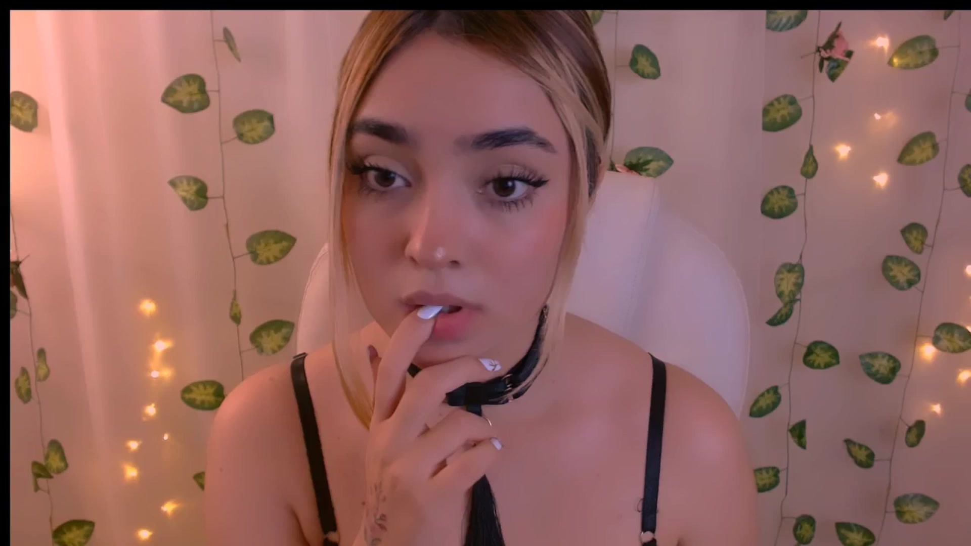 Gallery image thumbnail from Sugar_h0ney's myfreecams stream on, 04/22/2024, 02:01 image 1 of 20