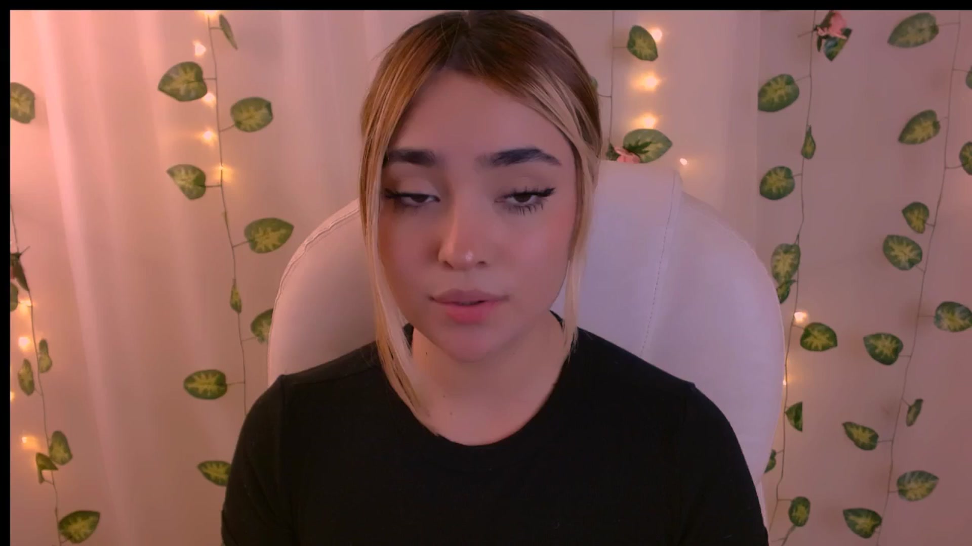 Gallery image thumbnail from Sugar_h0ney's myfreecams stream on, 04/22/2024, 02:01 image 5 of 20