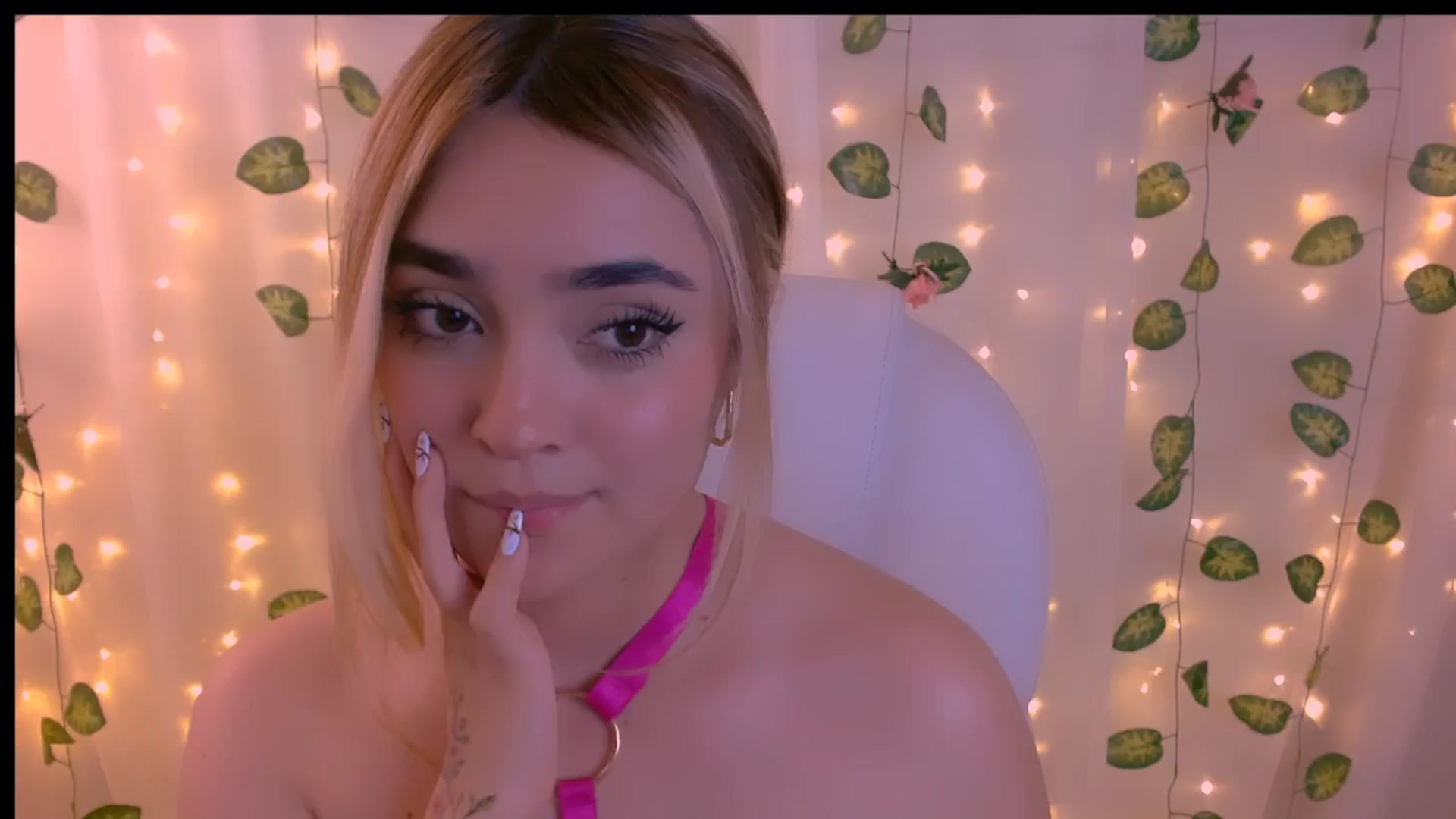Gallery image thumbnail from Sugar_h0ney's myfreecams stream on, 04/25/2024, 07:51 image 7 of 20