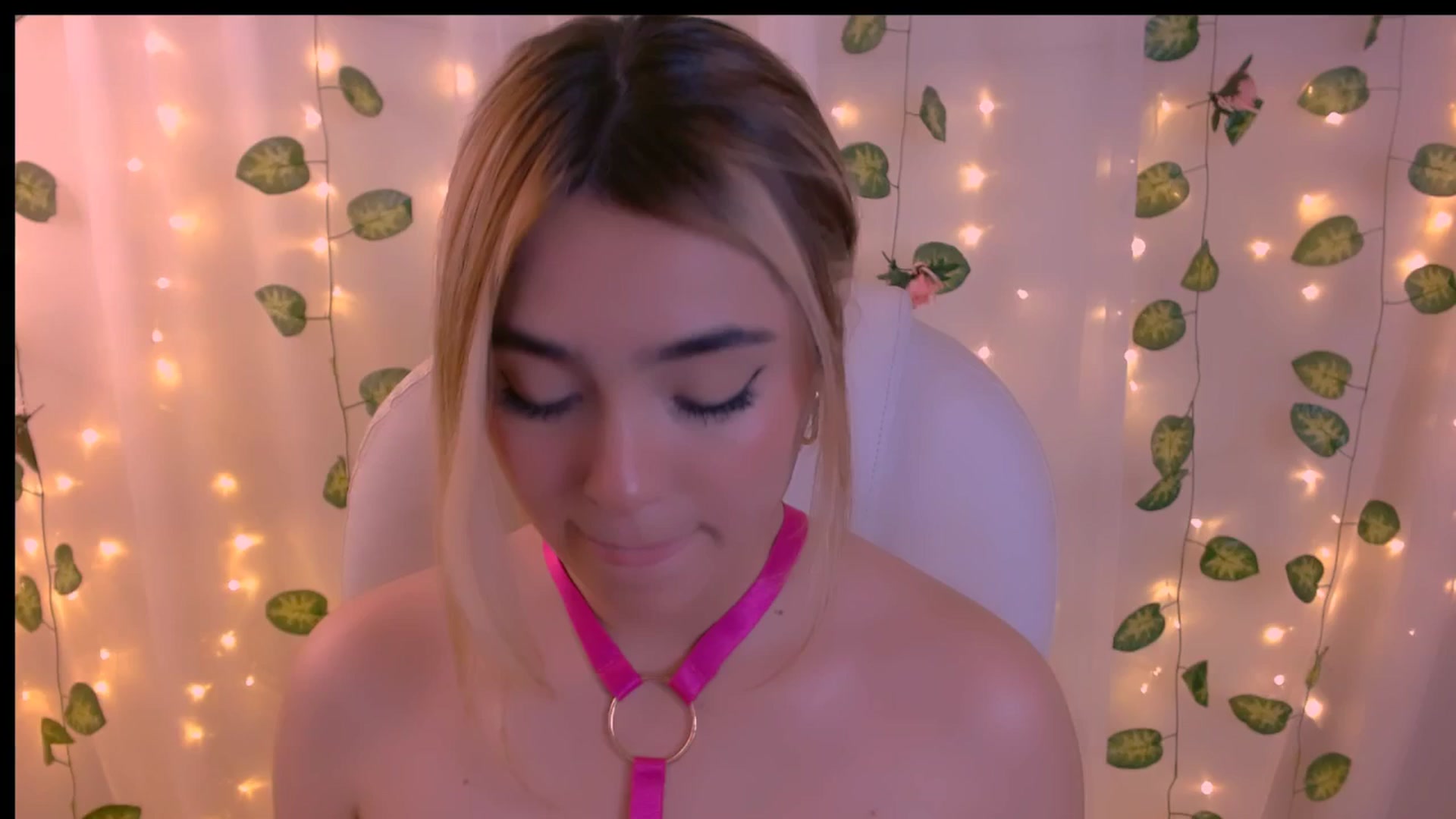 Gallery image thumbnail from Sugar_h0ney's myfreecams stream on, 04/25/2024, 07:51 image 8 of 20