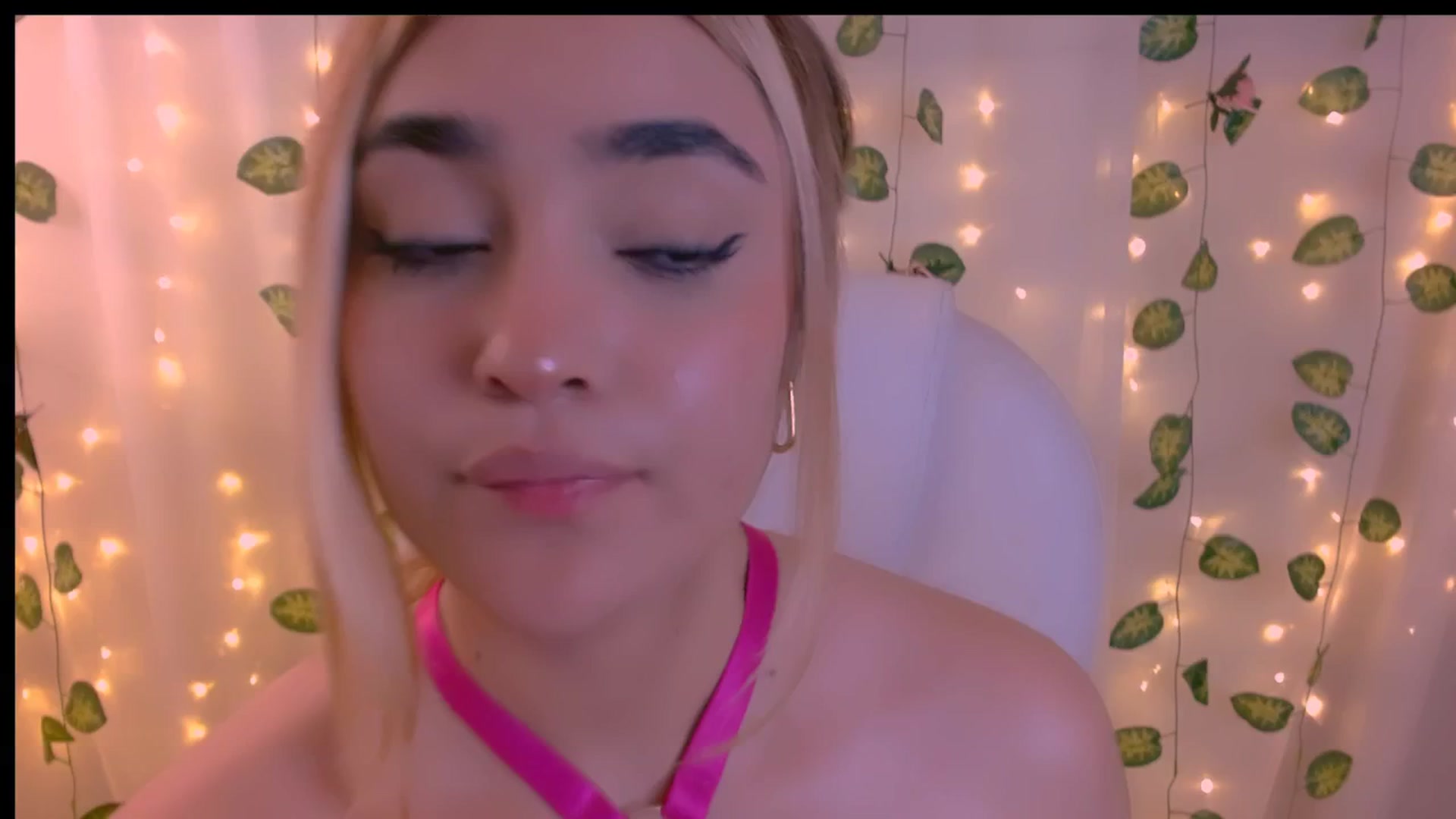 Gallery image thumbnail from Sugar_h0ney's myfreecams stream on, 04/25/2024, 07:51 image 10 of 20