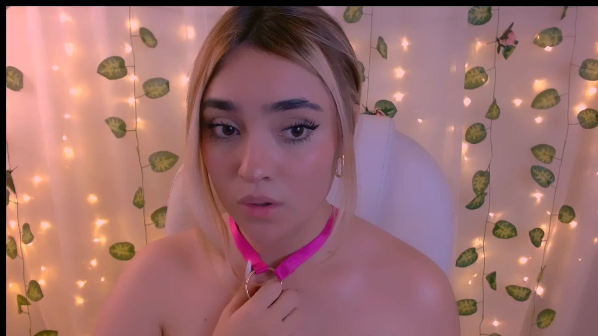 Gallery image thumbnail from Sugar_h0ney's myfreecams stream on, 04/25/2024, 07:51 image 9 of 20
