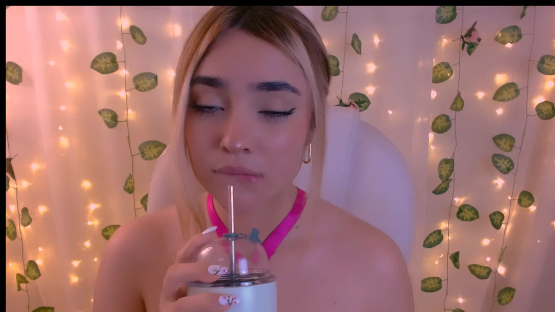 Gallery image thumbnail from Sugar_h0ney's myfreecams stream on, 04/25/2024, 07:51 image 6 of 20