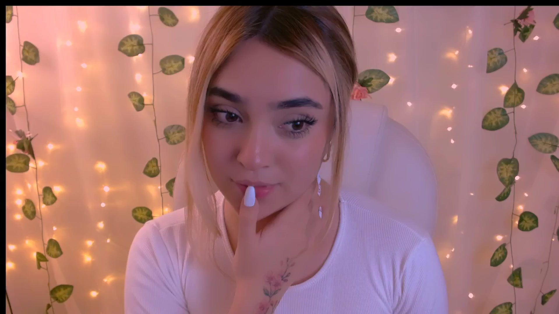 Gallery image thumbnail from Sugar_h0ney's myfreecams stream on, 04/25/2024, 07:51 image 18 of 20