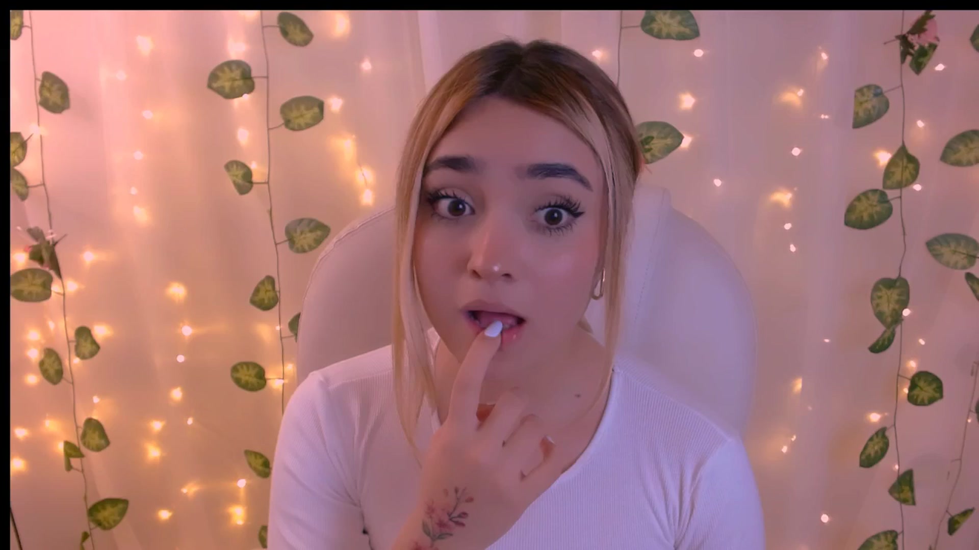 Gallery image thumbnail from Sugar_h0ney's myfreecams stream on, 04/25/2024, 07:51 image 17 of 20