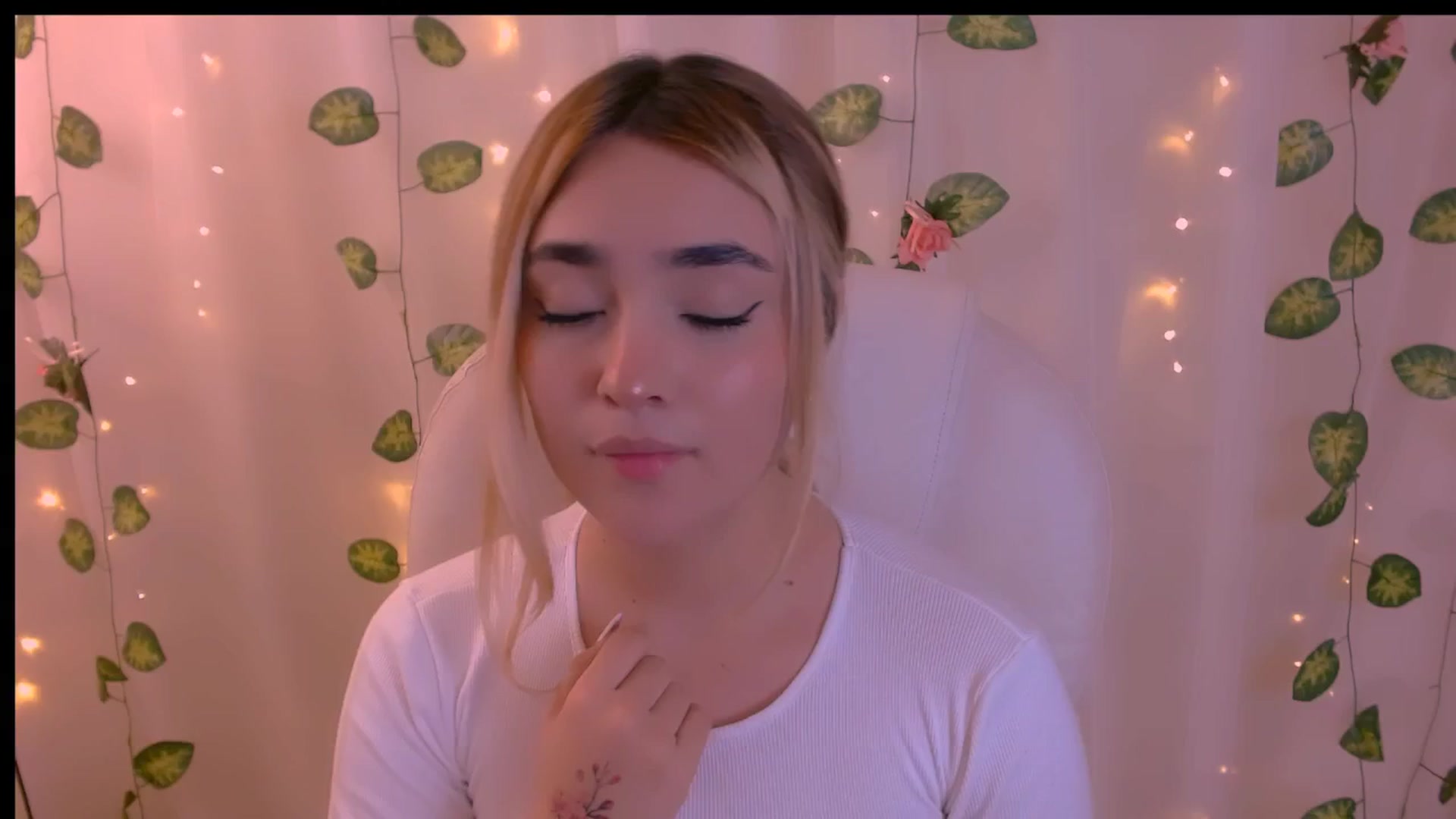 Gallery image thumbnail from Sugar_h0ney's myfreecams stream on, 04/25/2024, 07:51 image 20 of 20