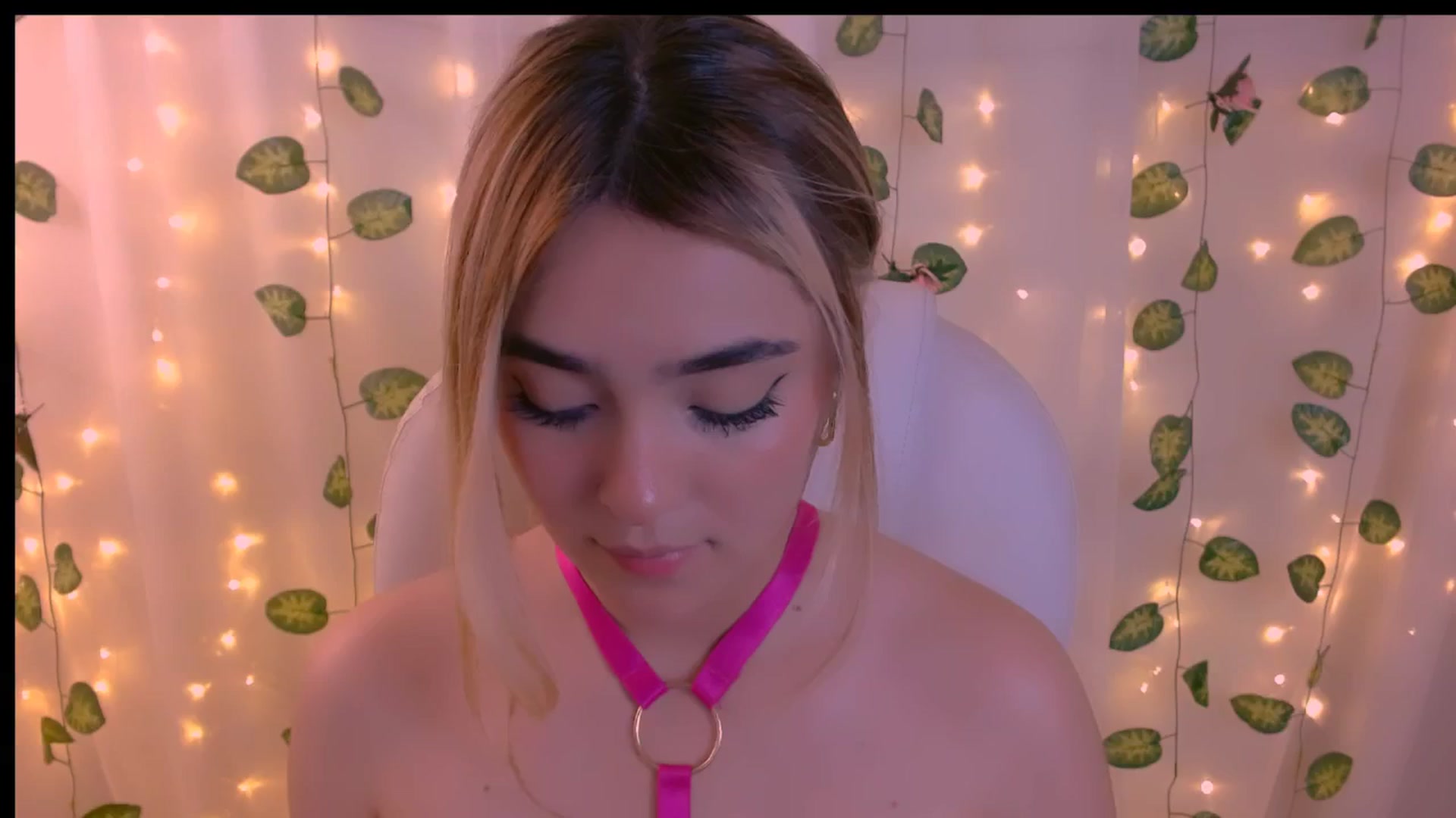 Gallery image thumbnail from Sugar_h0ney's myfreecams stream on, 04/25/2024, 07:51 image 11 of 20