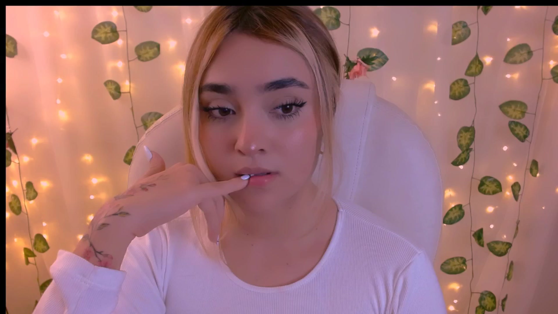 Gallery image thumbnail from Sugar_h0ney's myfreecams stream on, 04/25/2024, 07:51 image 13 of 20