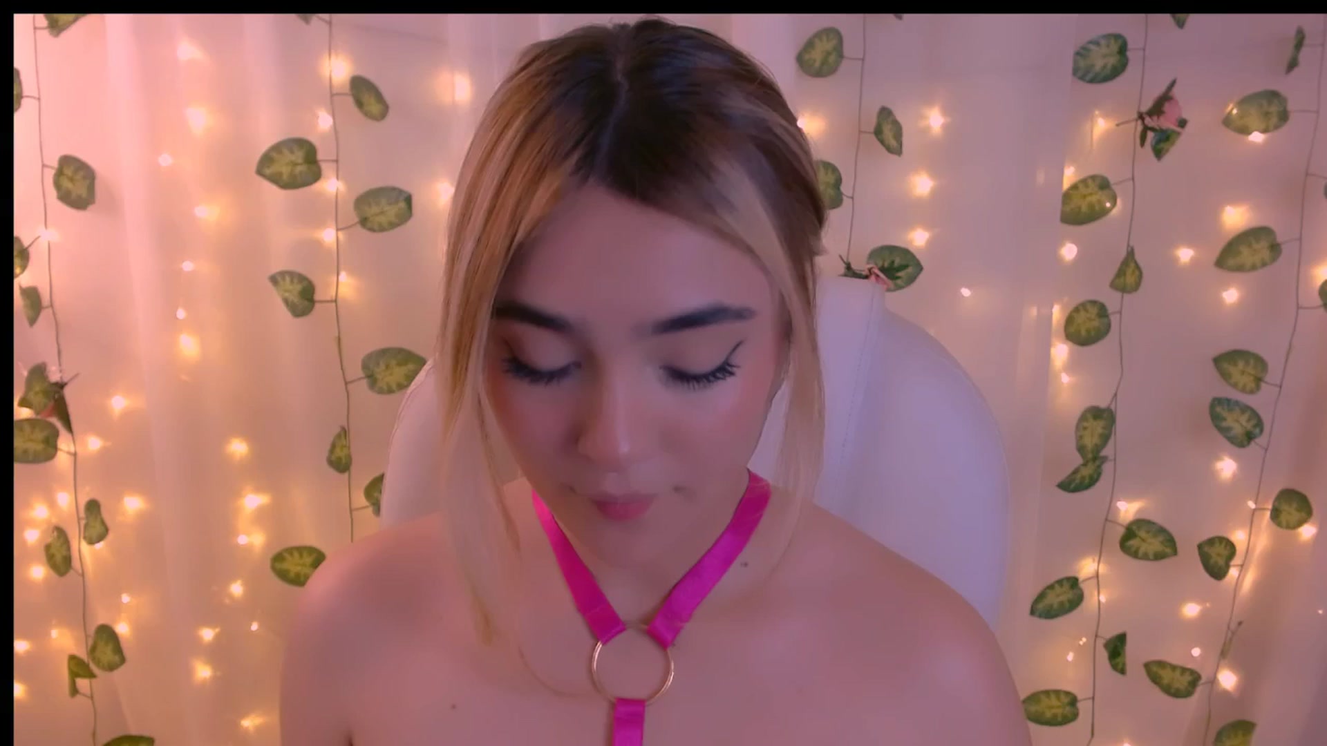 Gallery image thumbnail from Sugar_h0ney's myfreecams stream on, 04/25/2024, 07:51 image 3 of 20