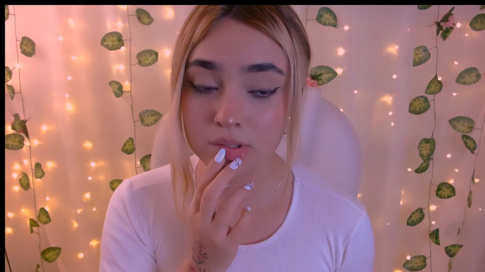 Gallery image thumbnail from Sugar_h0ney's myfreecams stream on, 04/25/2024, 07:51 image 16 of 20