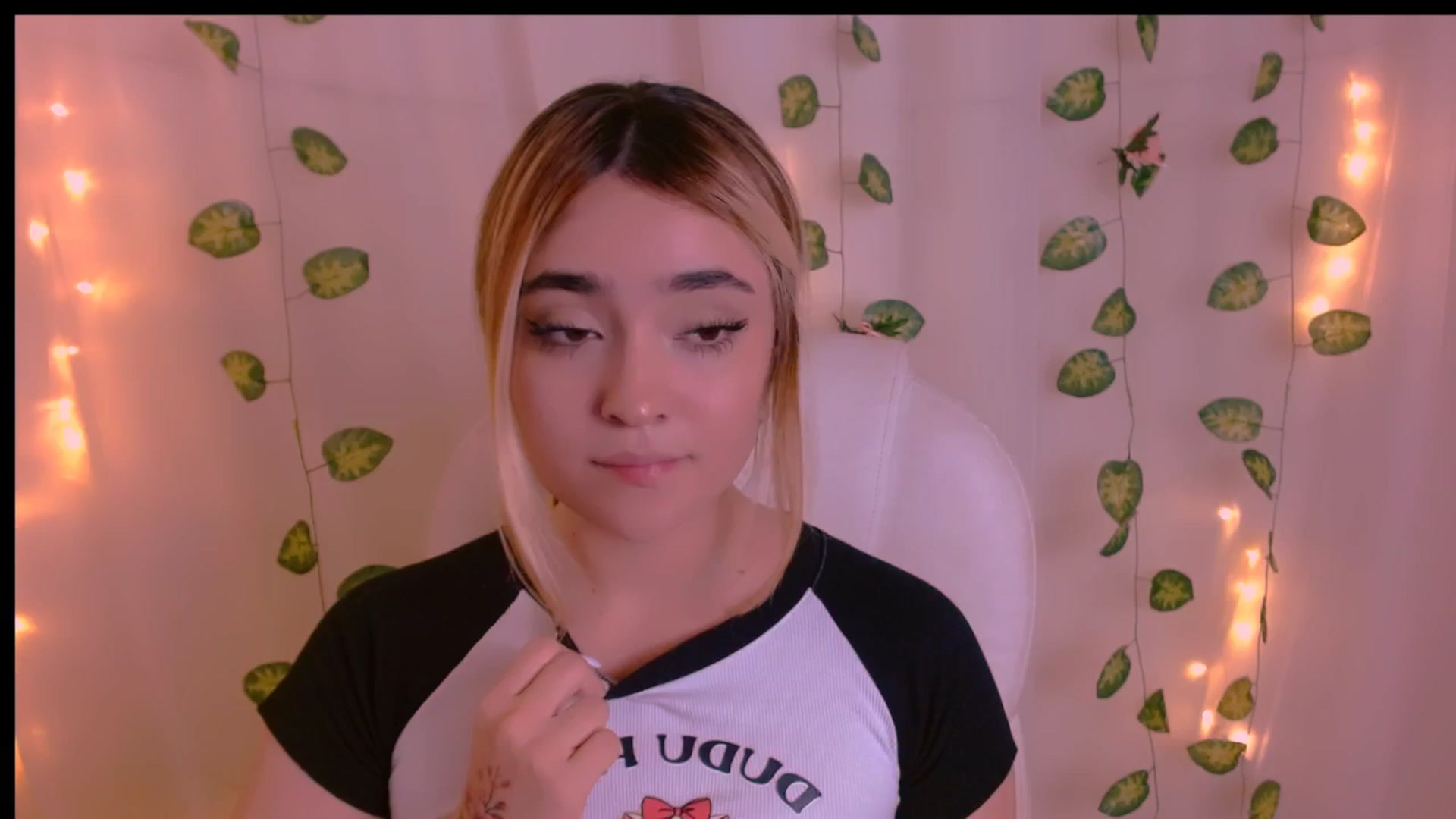 Gallery image thumbnail from Sugar_h0ney's myfreecams stream on, 04/26/2024, 09:27 image 6 of 20