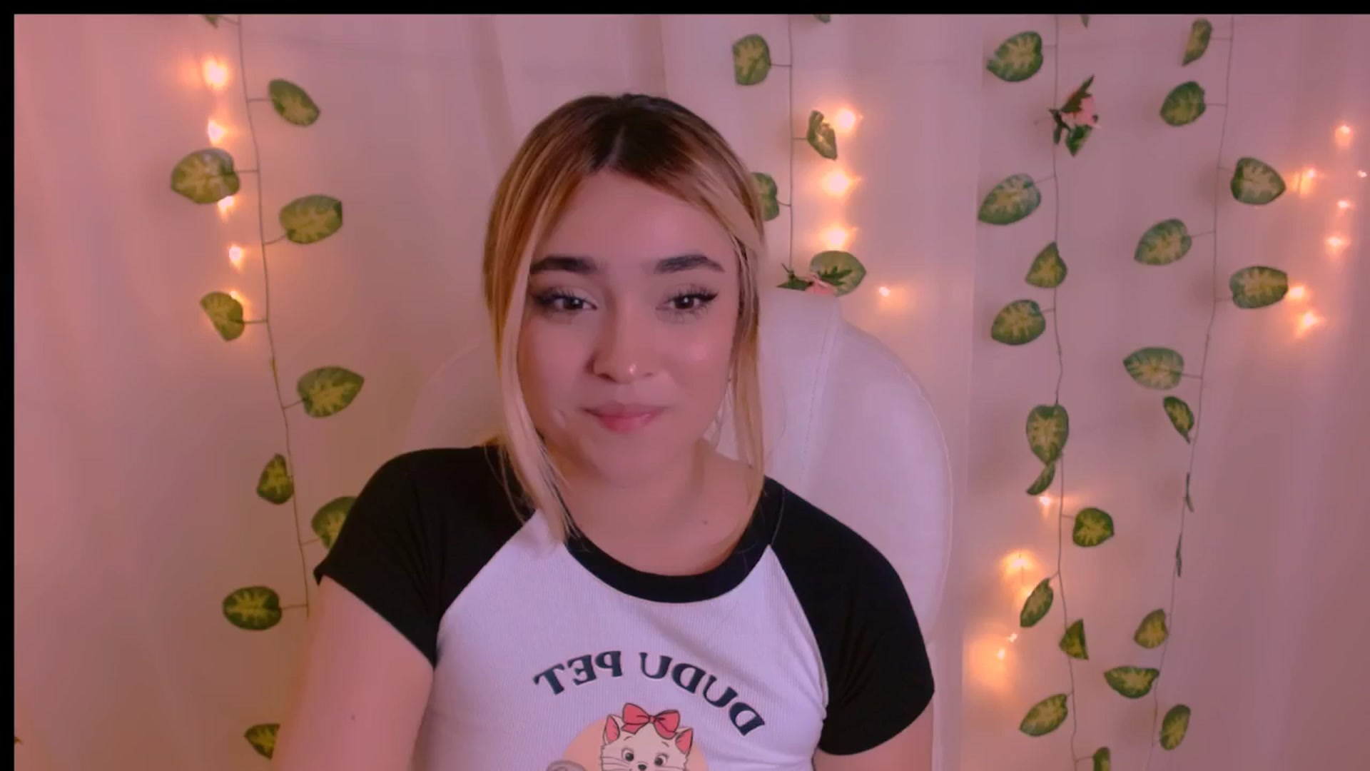 Gallery image thumbnail from Sugar_h0ney's myfreecams stream on, 04/26/2024, 09:27 image 11 of 20