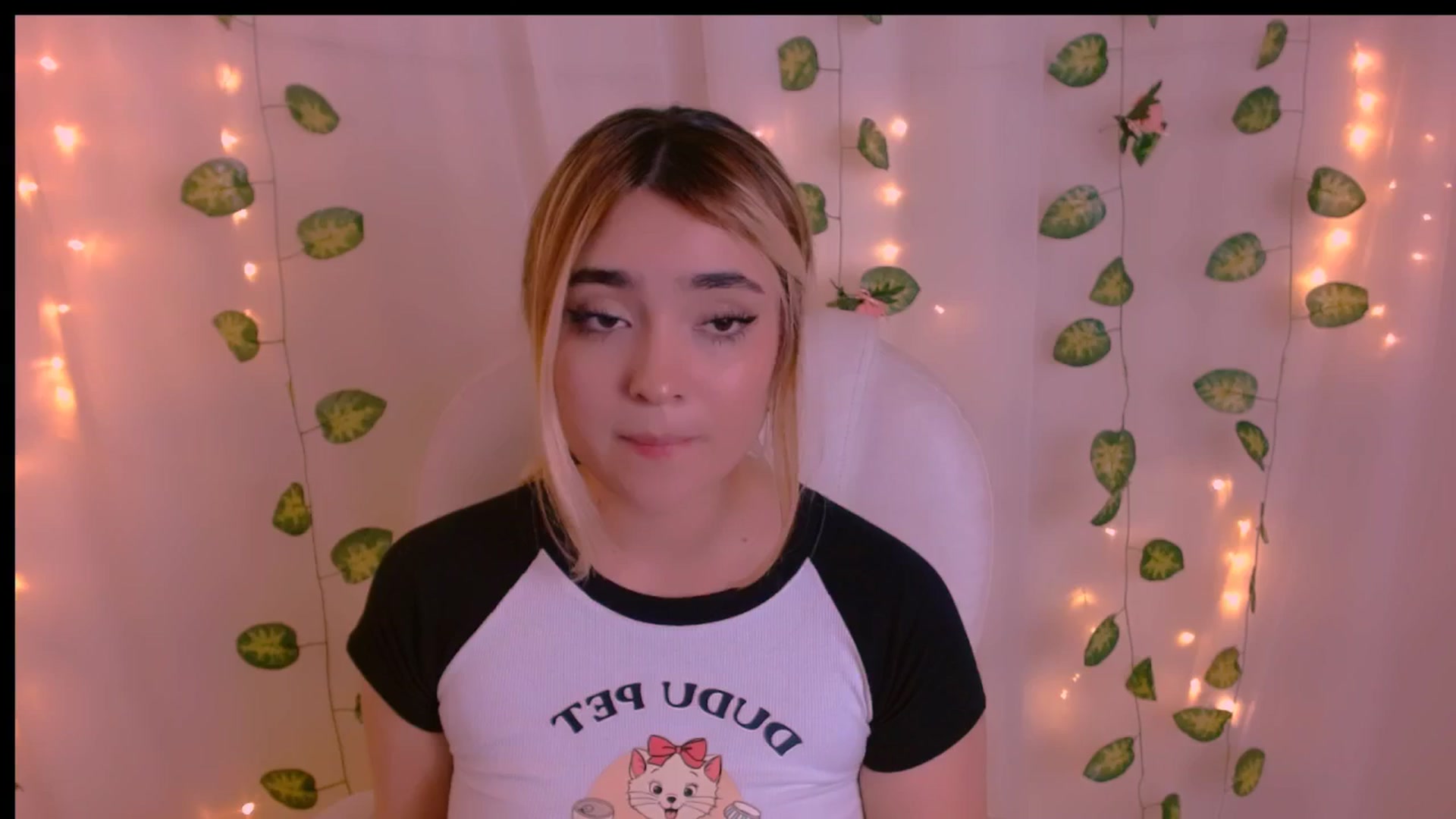 Gallery image thumbnail from Sugar_h0ney's myfreecams stream on, 04/26/2024, 09:27 image 15 of 20
