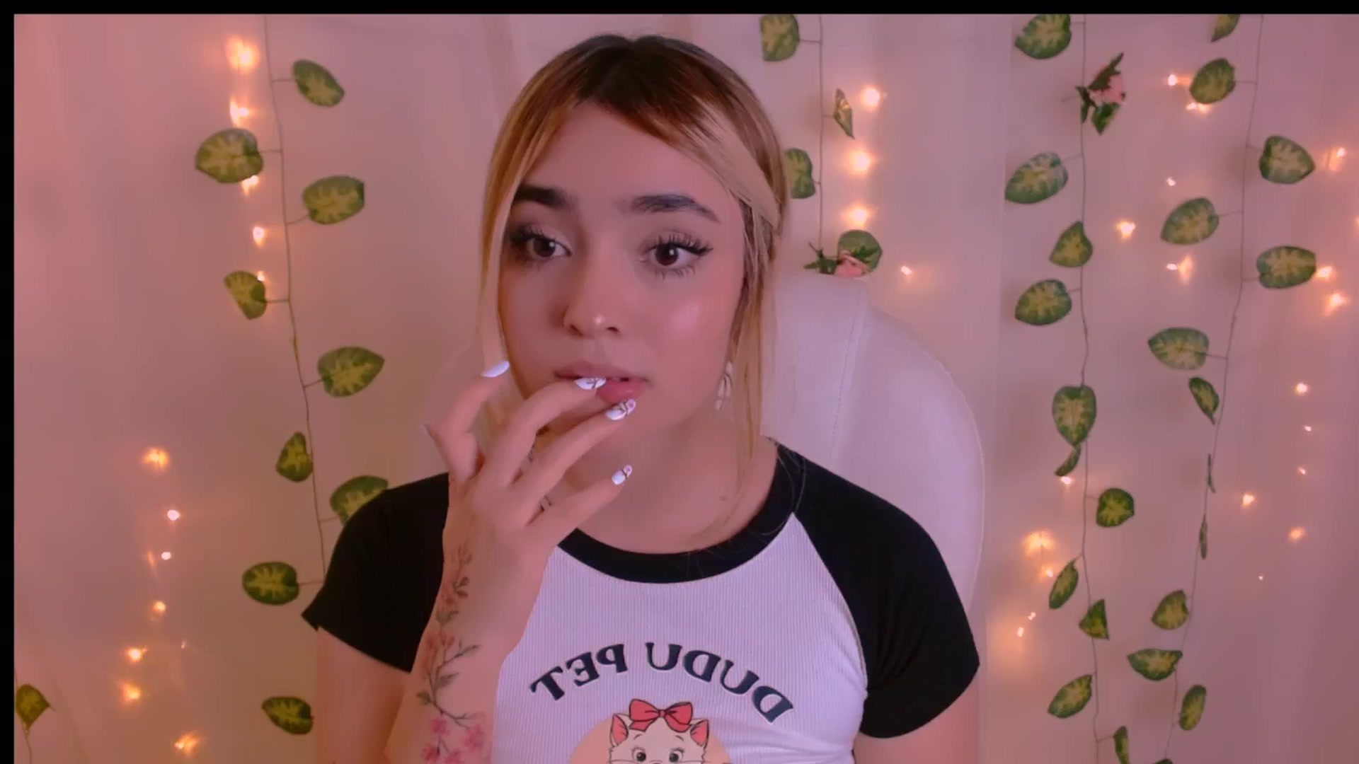 Gallery image thumbnail from Sugar_h0ney's myfreecams stream on, 04/26/2024, 09:27 image 3 of 20