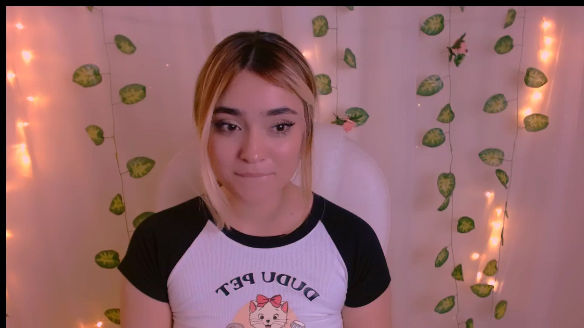 Gallery image thumbnail from Sugar_h0ney's myfreecams stream on, 04/26/2024, 09:27 image 19 of 20