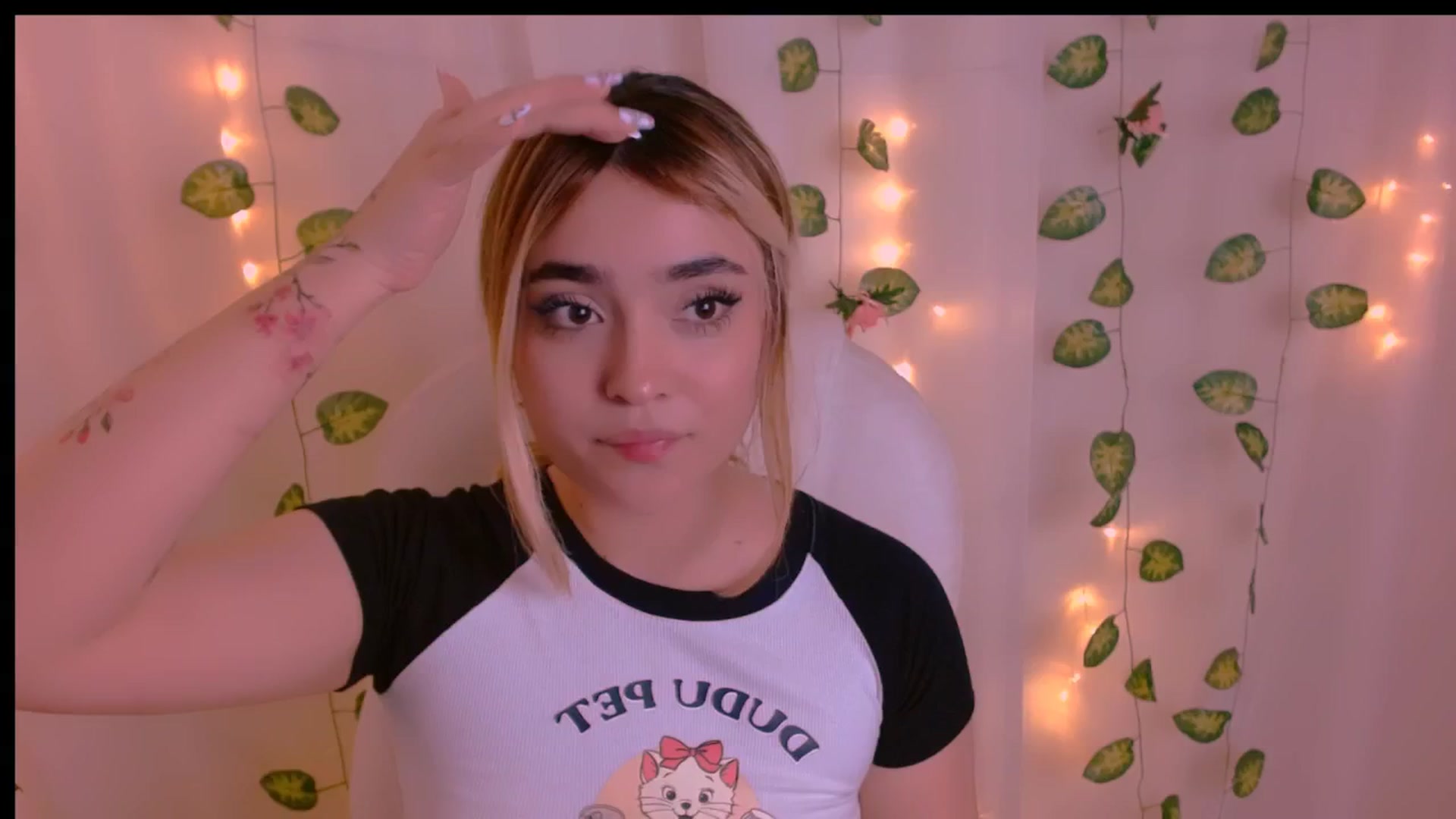Gallery image thumbnail from Sugar_h0ney's myfreecams stream on, 04/26/2024, 09:27 image 17 of 20