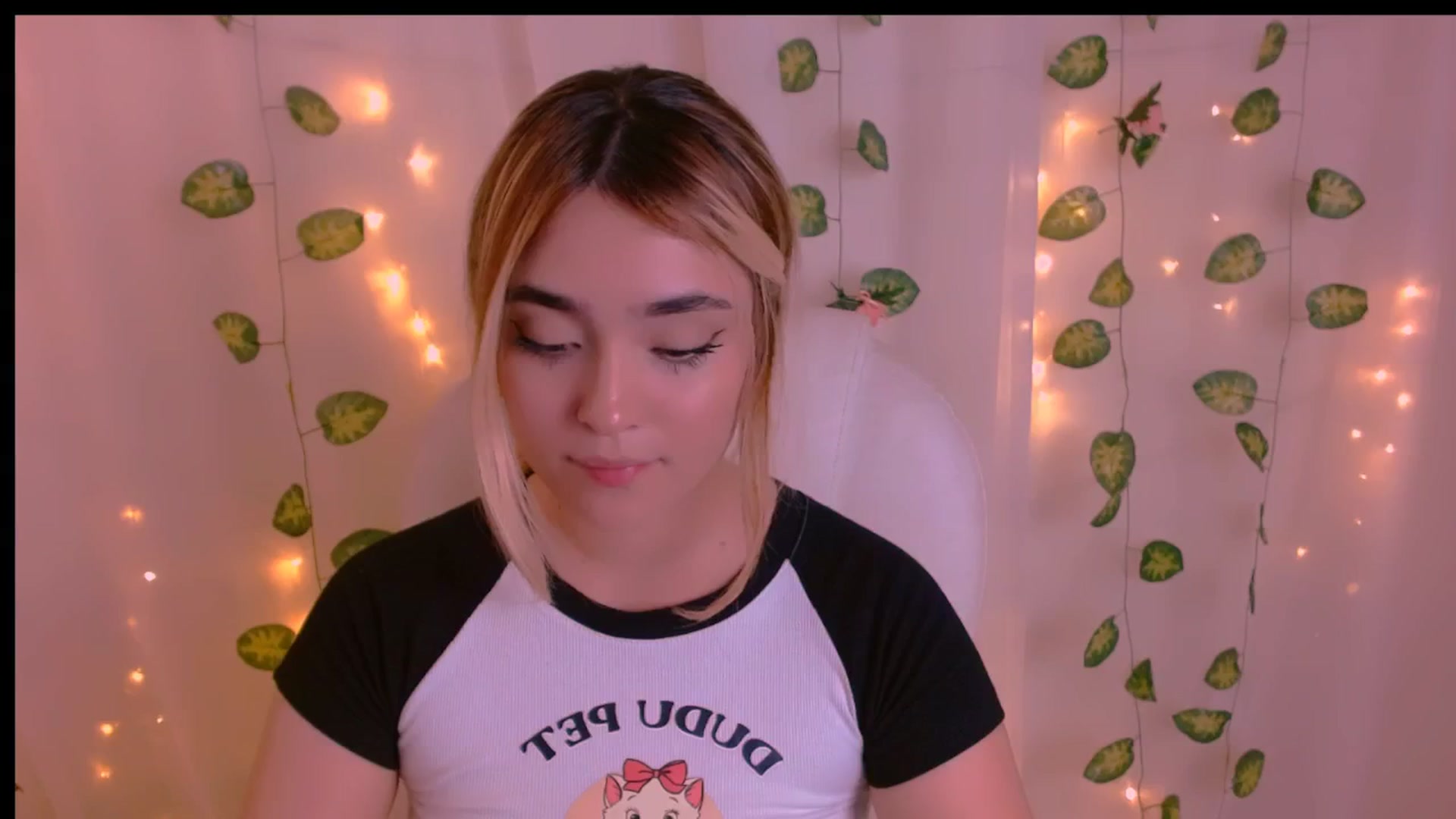 Gallery image thumbnail from Sugar_h0ney's myfreecams stream on, 04/26/2024, 09:27 image 20 of 20