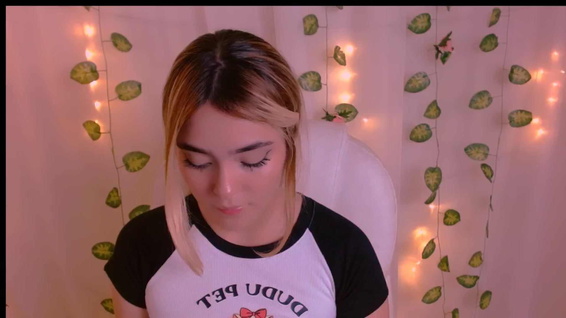 Gallery image thumbnail from Sugar_h0ney's myfreecams stream on, 04/26/2024, 09:27 image 9 of 20