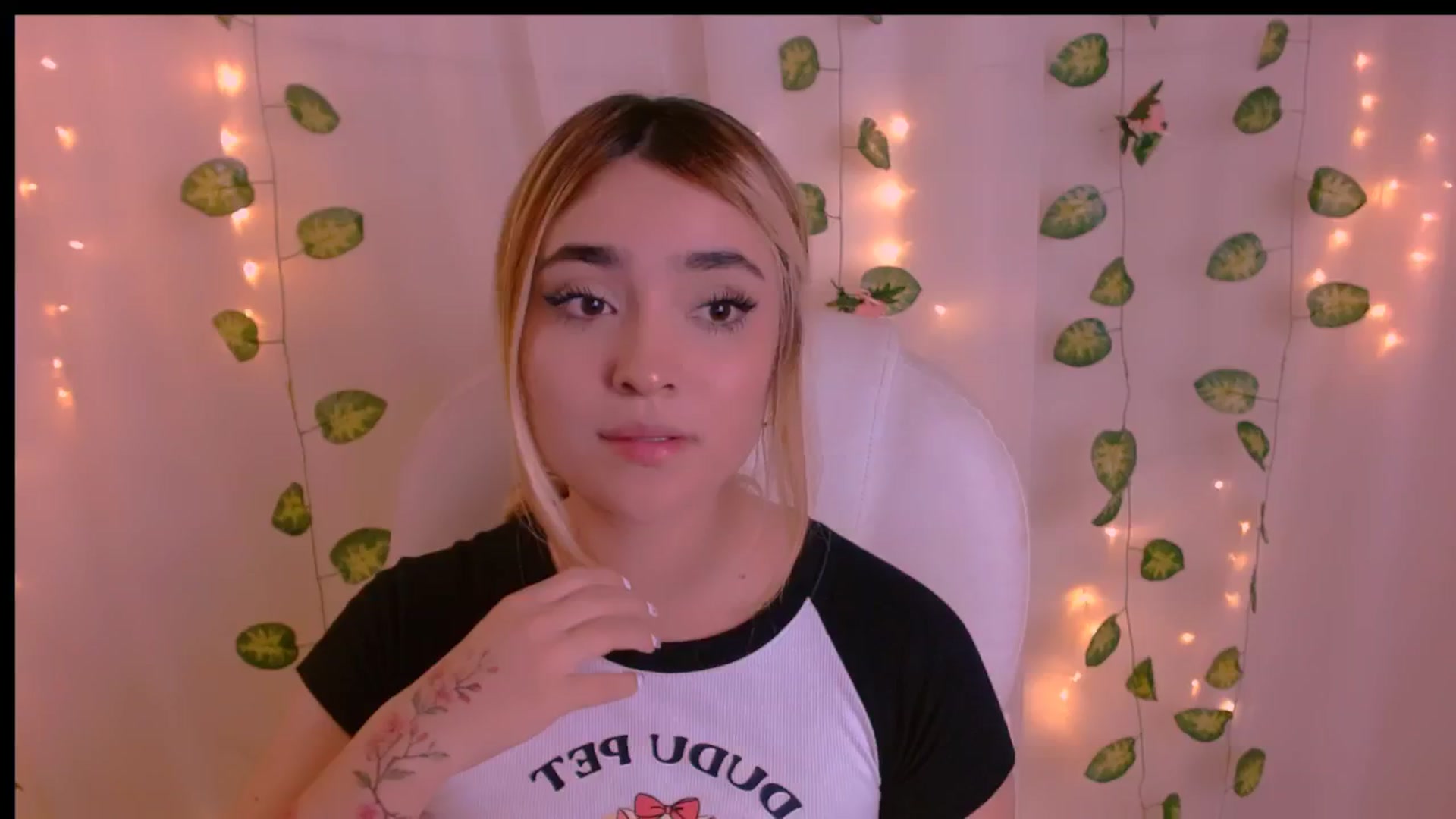 Gallery image thumbnail from Sugar_h0ney's myfreecams stream on, 04/26/2024, 09:27 image 8 of 20