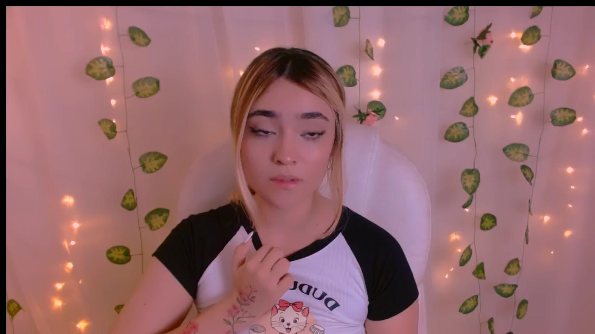 Gallery image thumbnail from Sugar_h0ney's myfreecams stream on, 04/26/2024, 09:27 image 2 of 20