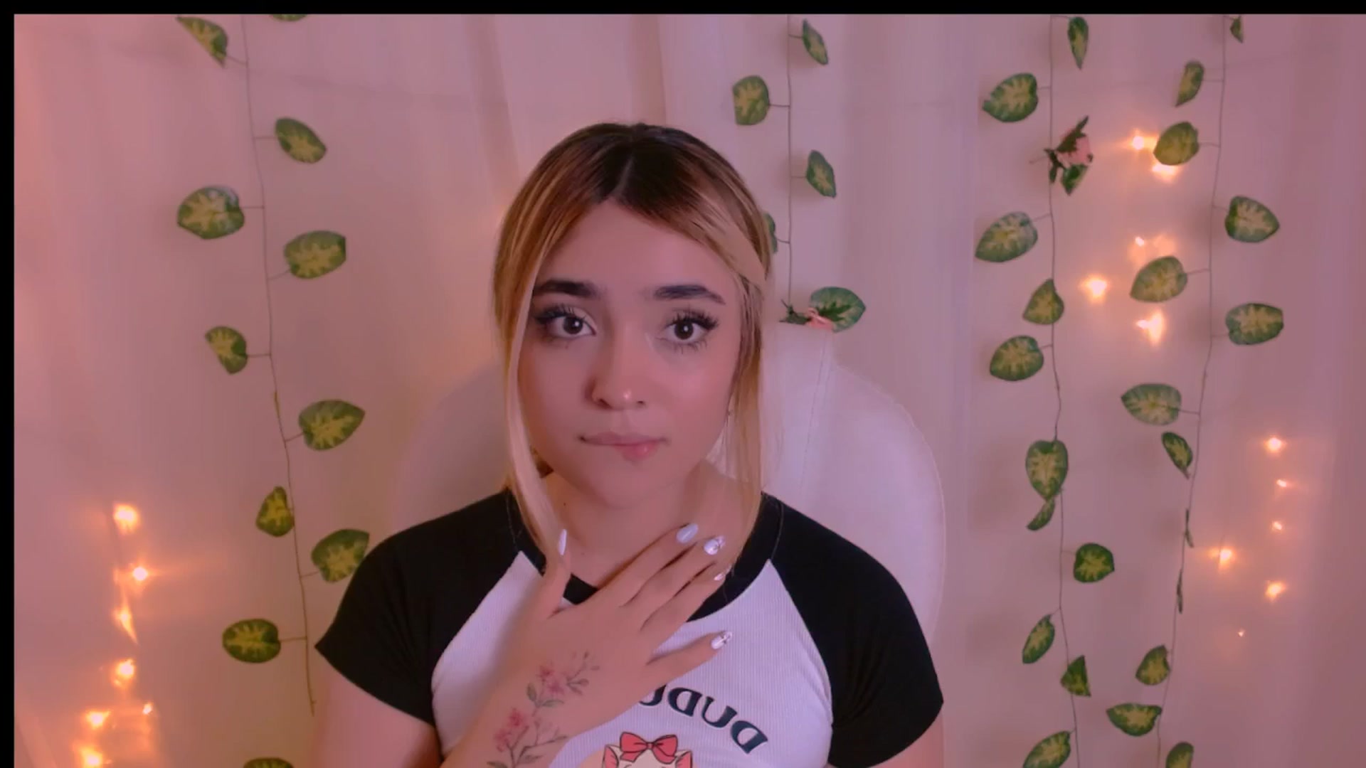 Gallery image thumbnail from Sugar_h0ney's myfreecams stream on, 04/26/2024, 09:27 image 7 of 20