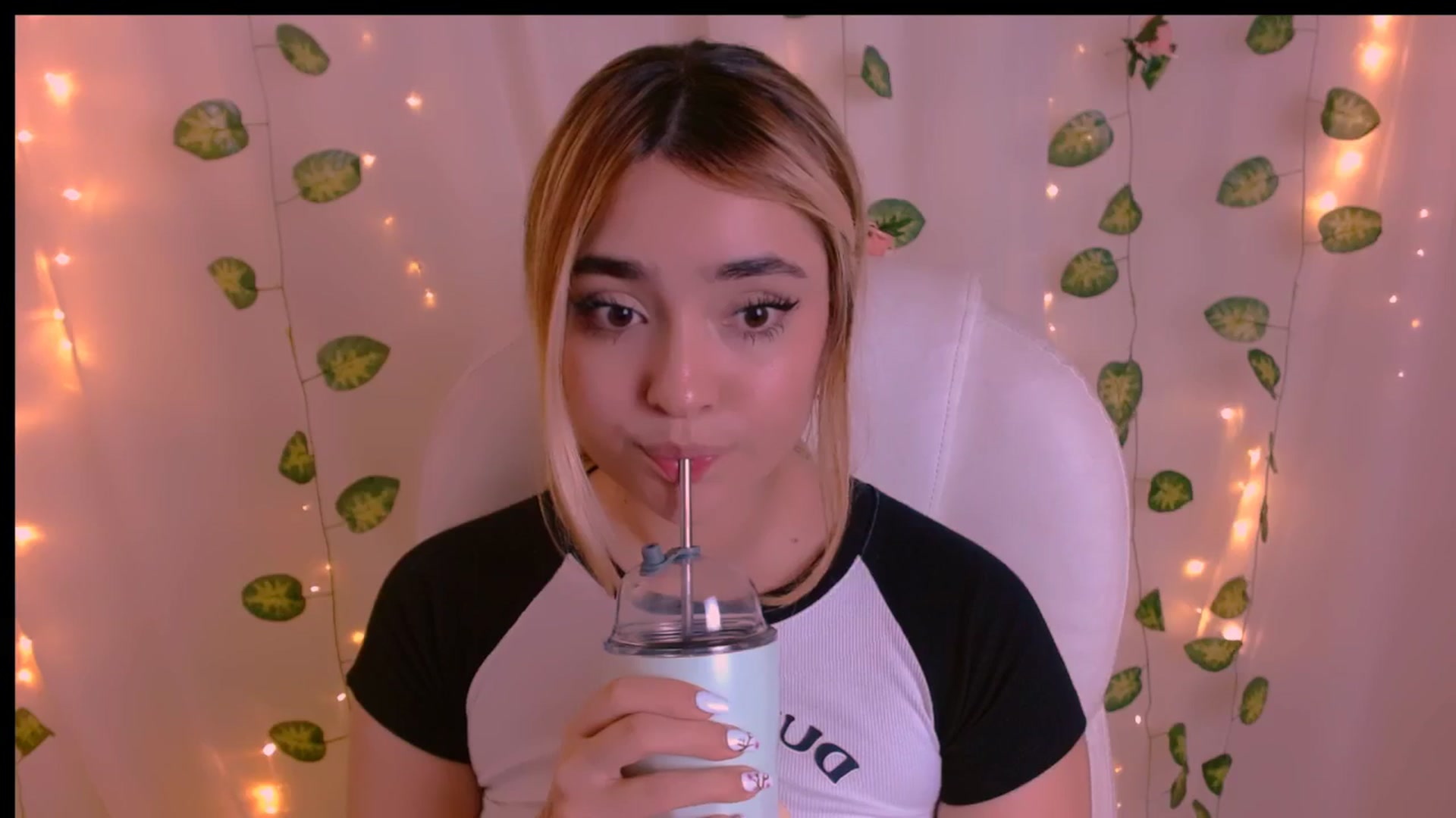Gallery image thumbnail from Sugar_h0ney's myfreecams stream on, 04/26/2024, 10:01 image 7 of 20
