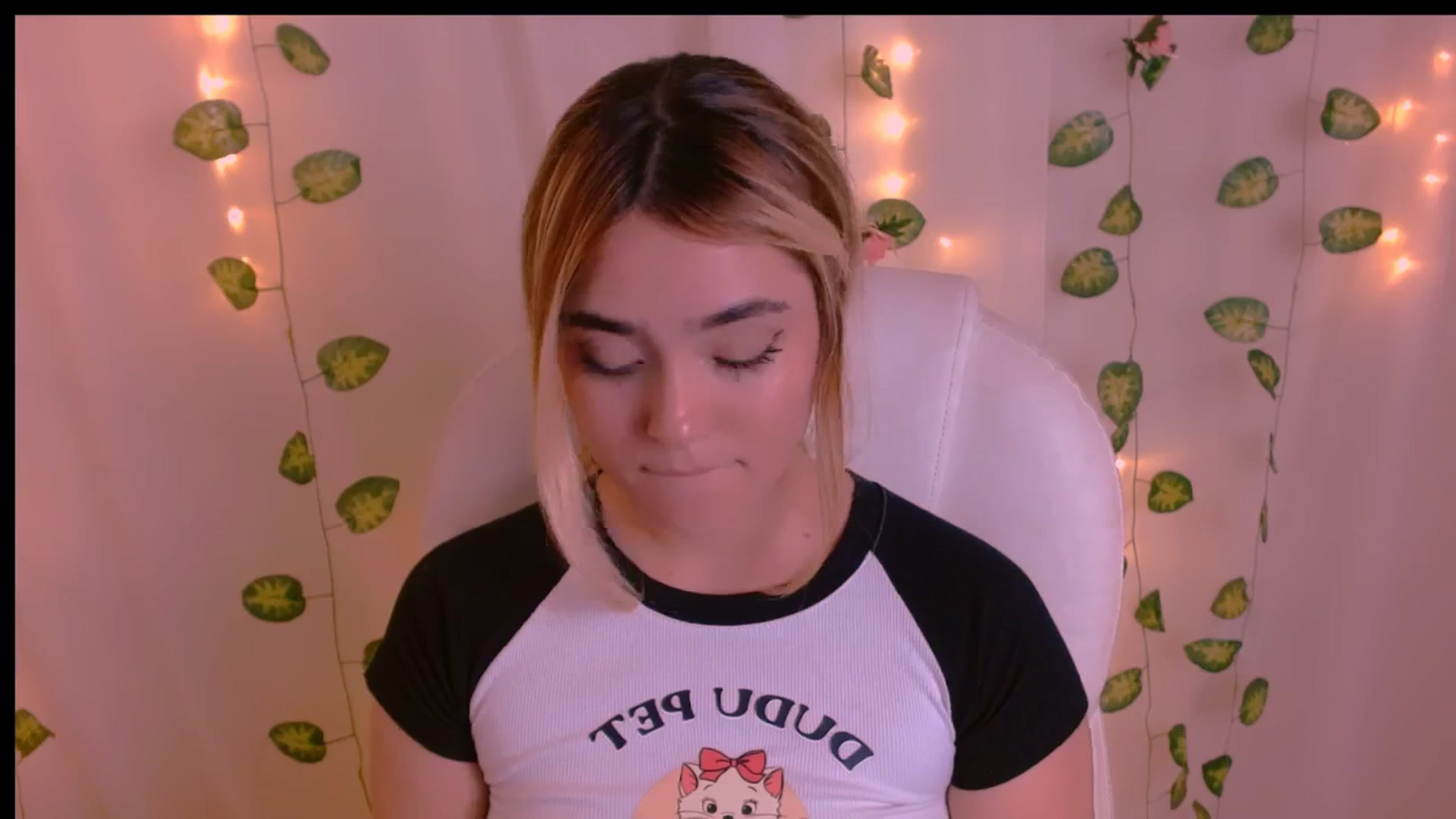 Gallery image thumbnail from Sugar_h0ney's myfreecams stream on, 04/26/2024, 10:01 image 6 of 20