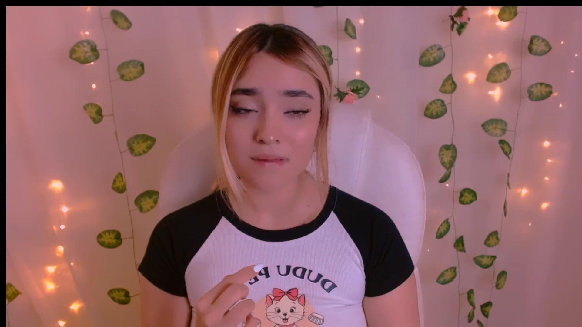 Gallery image thumbnail from Sugar_h0ney's myfreecams stream on, 04/26/2024, 10:01 image 11 of 20