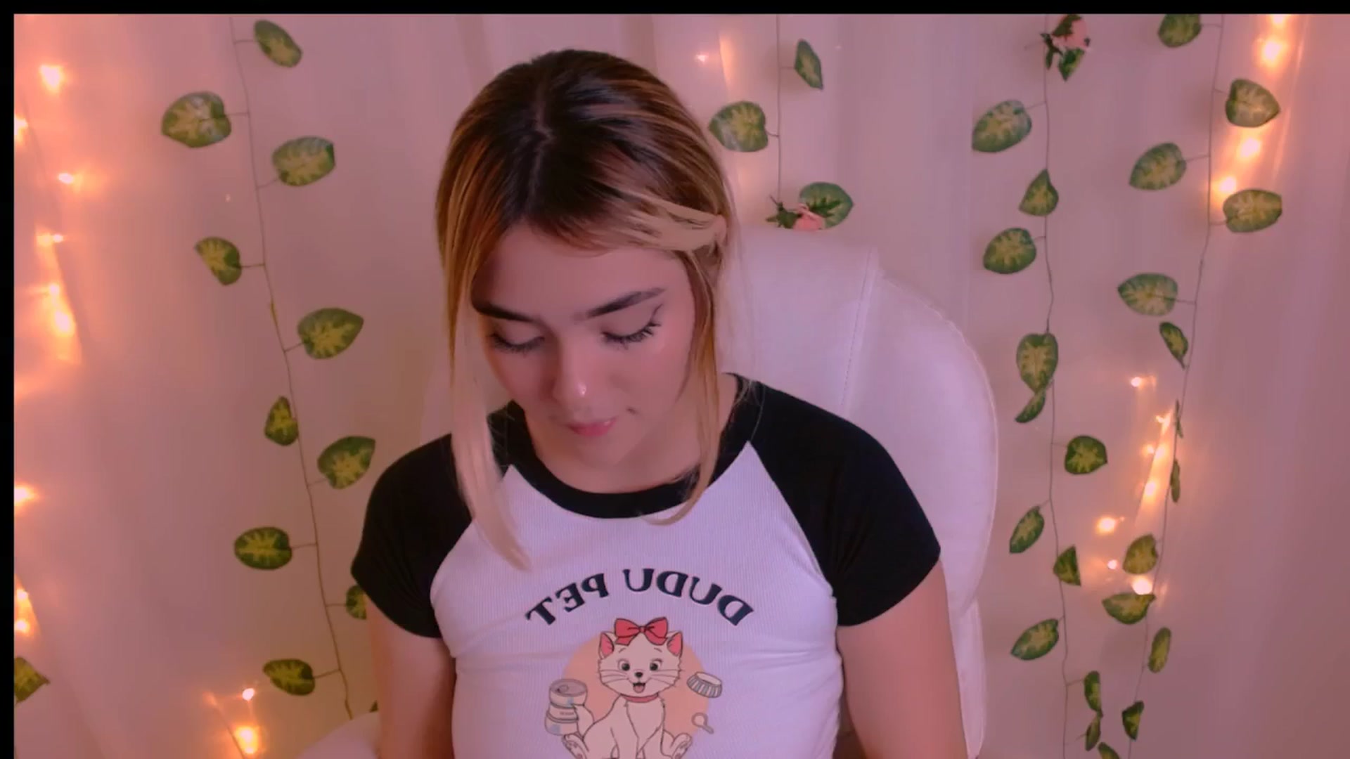 Gallery image thumbnail from Sugar_h0ney's myfreecams stream on, 04/26/2024, 10:40 image 14 of 20