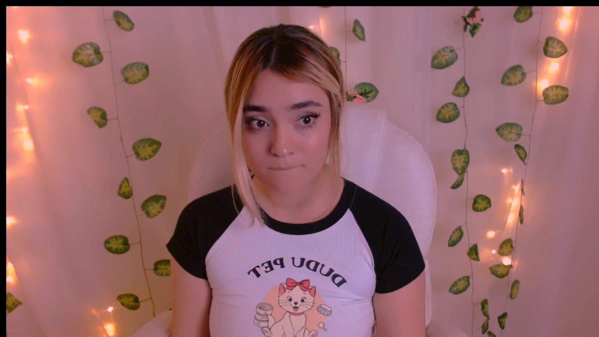 Gallery image thumbnail from Sugar_h0ney's myfreecams stream on, 04/26/2024, 10:40 image 11 of 20