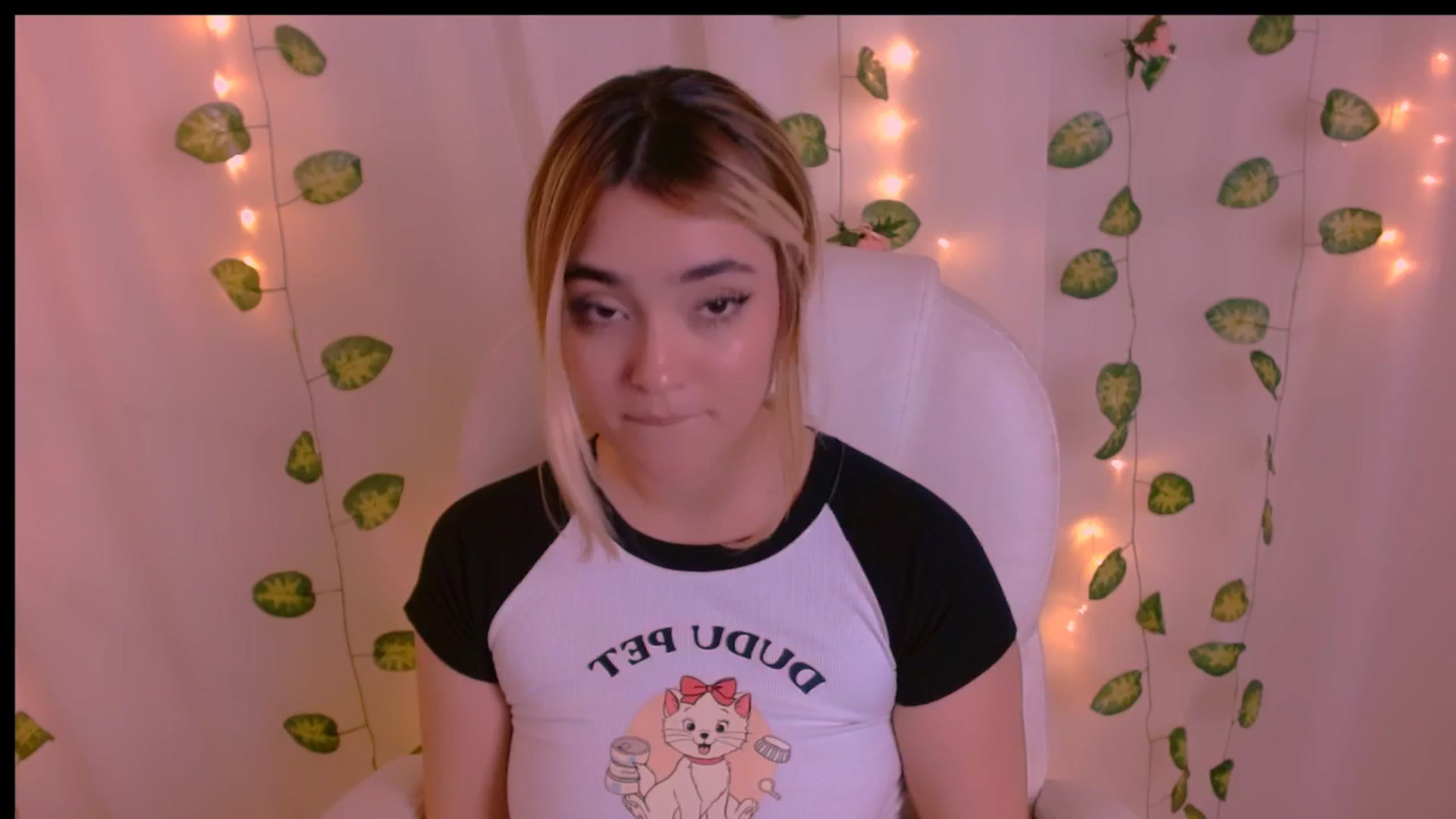 Gallery image thumbnail from Sugar_h0ney's myfreecams stream on, 04/26/2024, 10:40 image 13 of 20