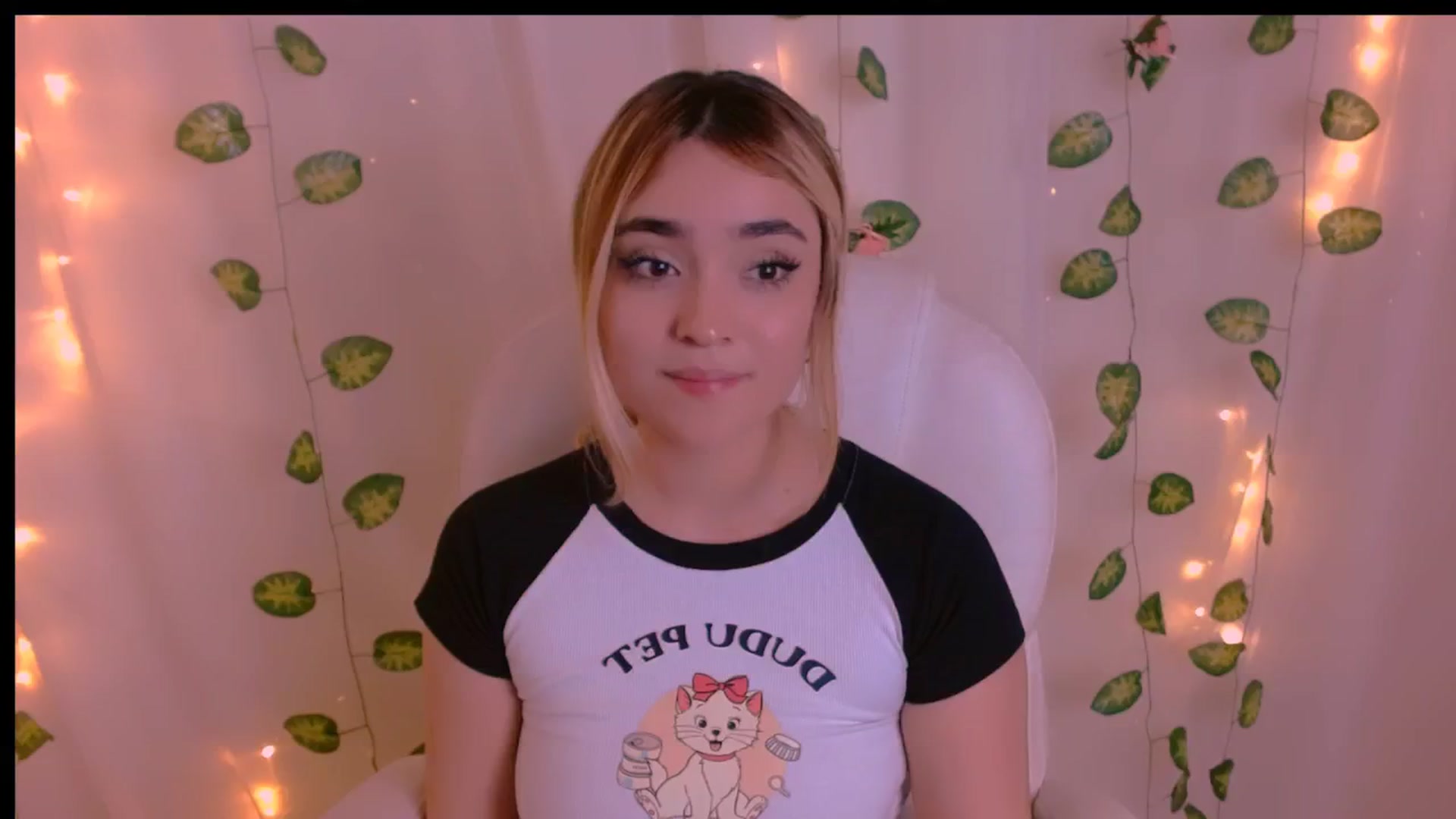 Gallery image thumbnail from Sugar_h0ney's myfreecams stream on, 04/26/2024, 10:40 image 10 of 20