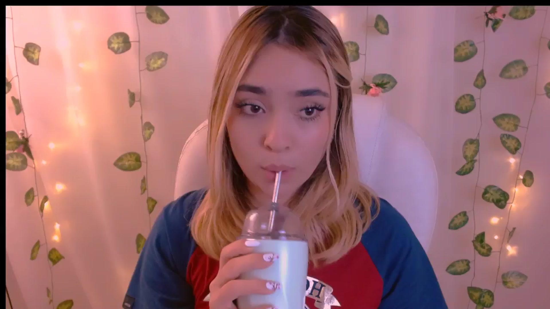 Gallery image thumbnail from Sugar_h0ney's myfreecams stream on, 04/28/2024, 08:38 image 11 of 20