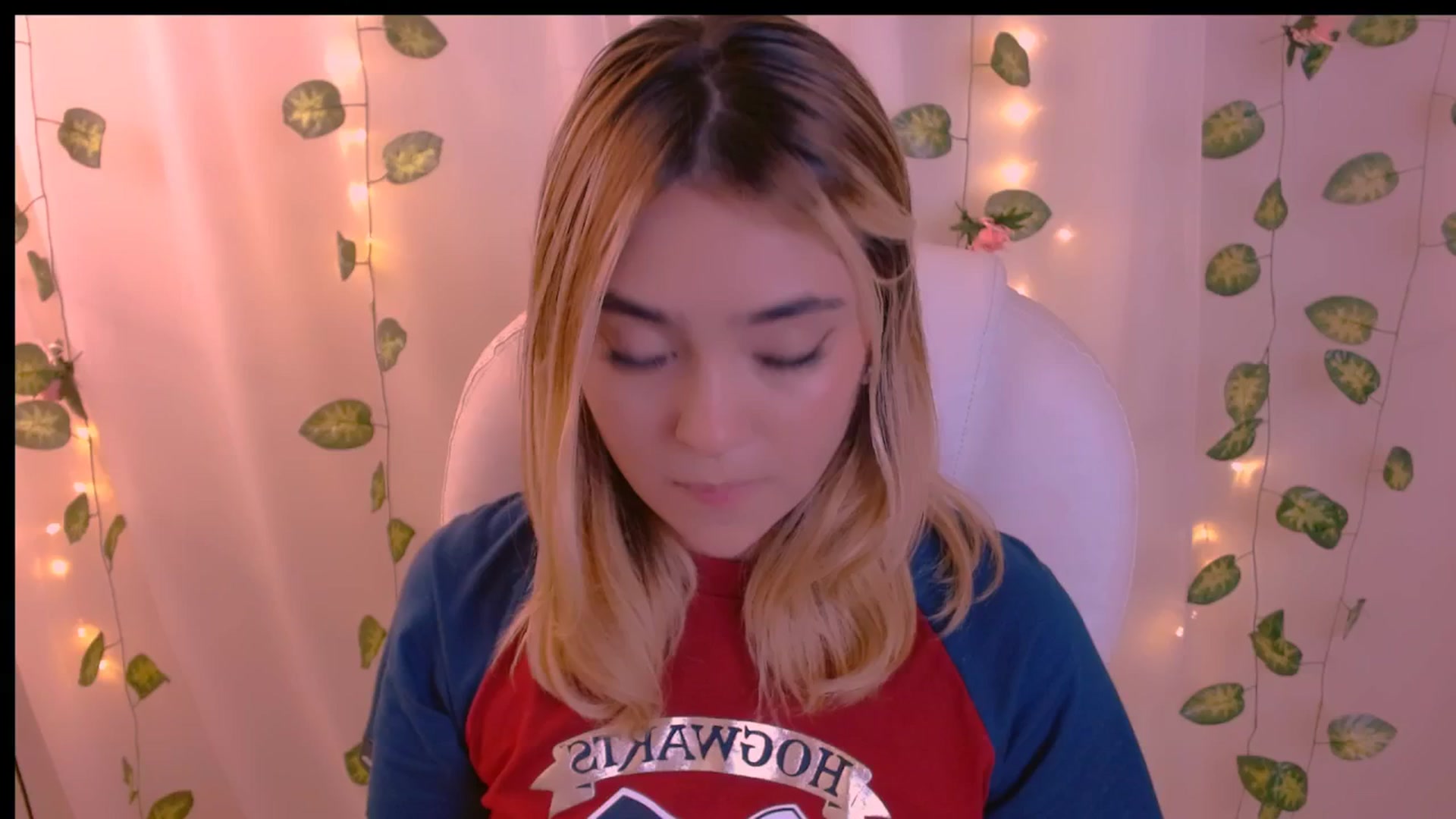 Gallery image thumbnail from Sugar_h0ney's myfreecams stream on, 04/28/2024, 08:38 image 12 of 20